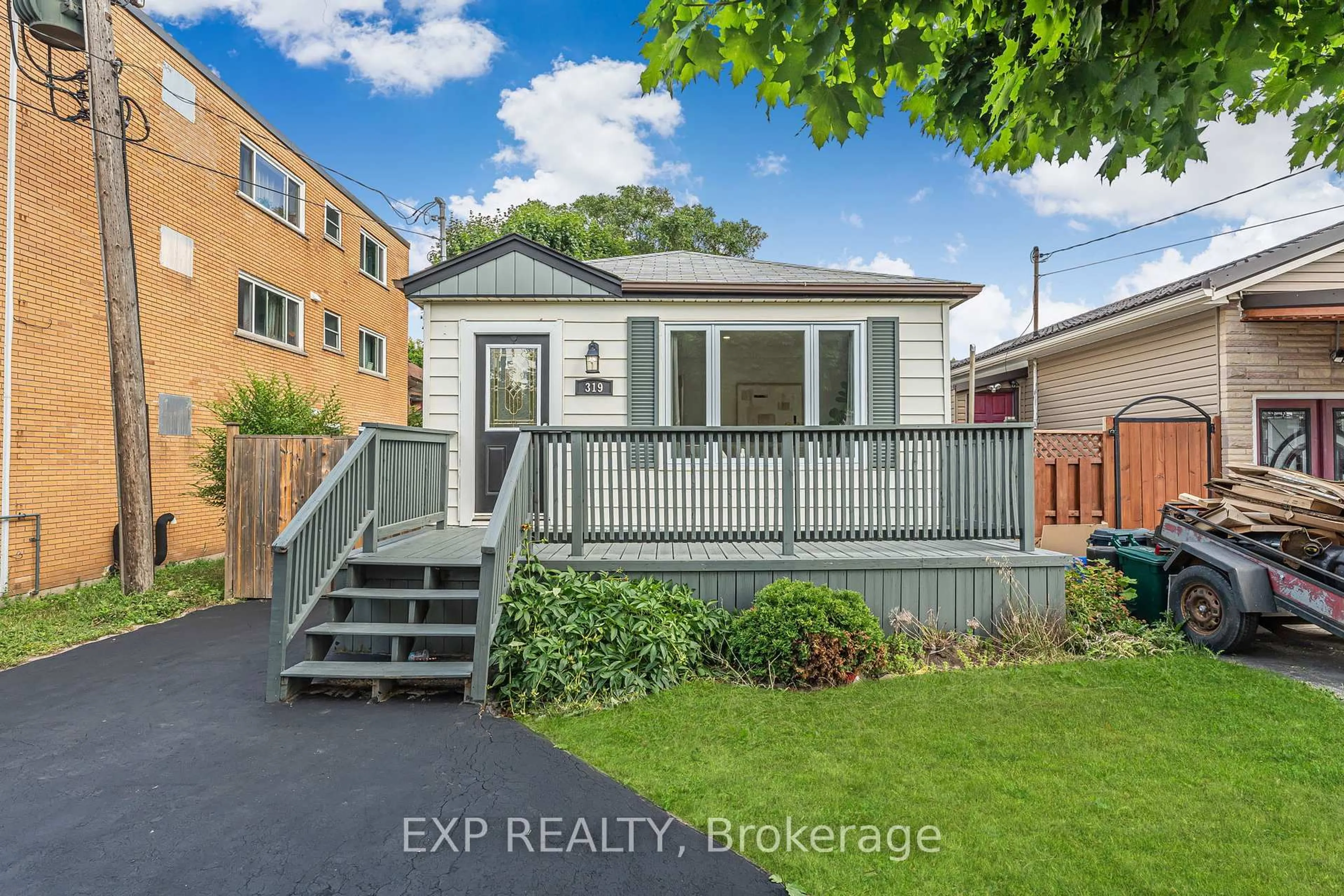 A pic from outside/outdoor area/front of a property/back of a property/a pic from drone, street for 319 East 28th St, Hamilton Ontario L8V 3J4