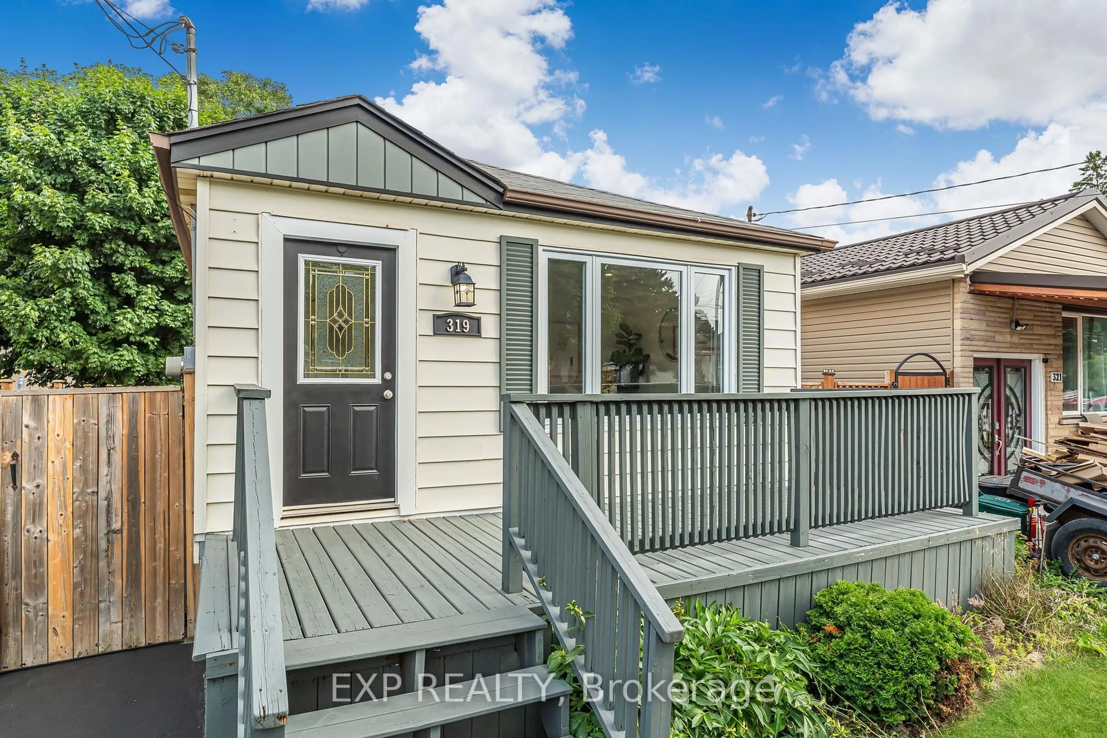 Home with vinyl exterior material, street for 319 East 28th St, Hamilton Ontario L8V 3J4