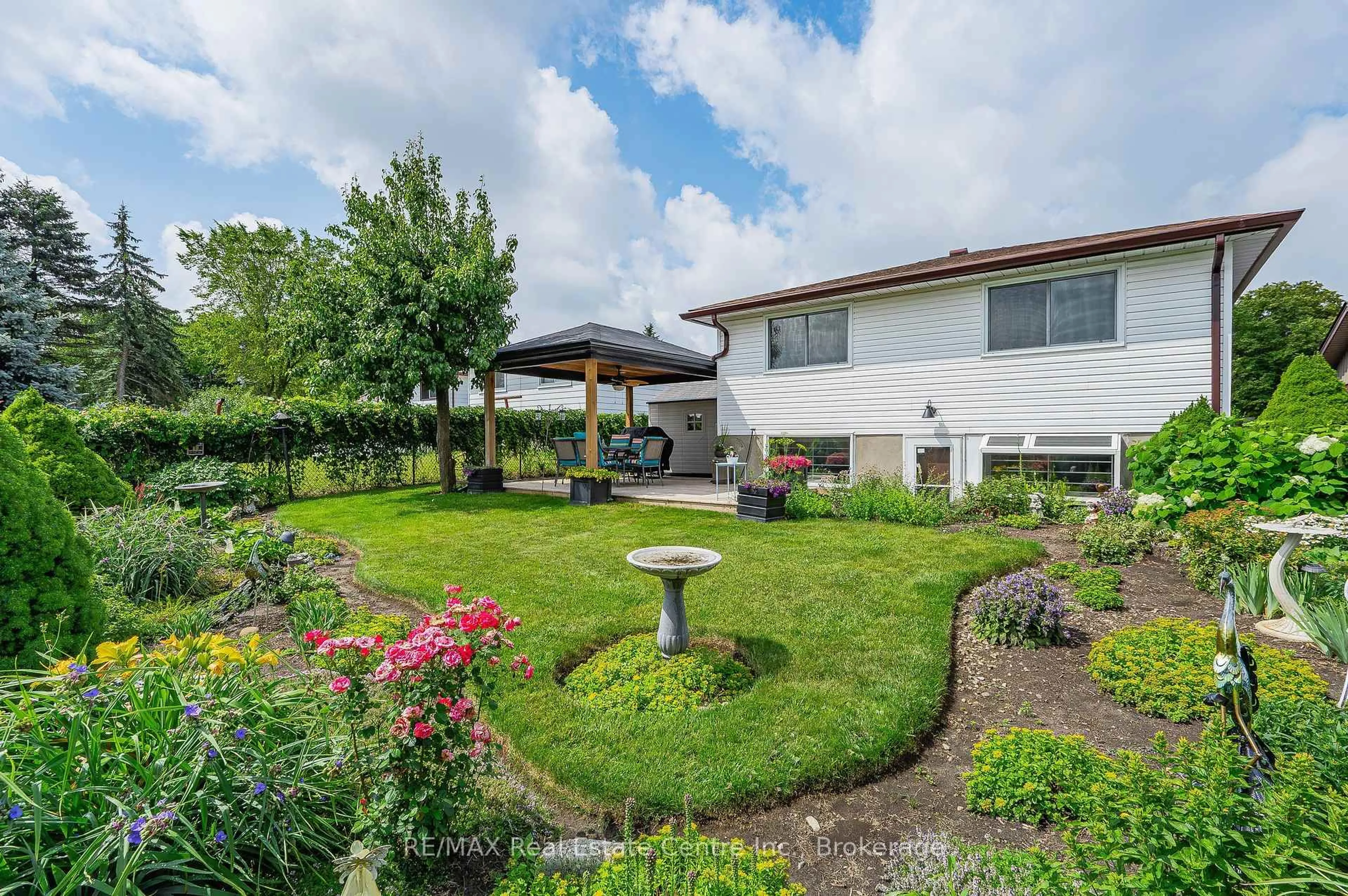 A pic from outside/outdoor area/front of a property/back of a property/a pic from drone, unknown for 127 Toynbee Cres, Kitchener Ontario N2N 1R8