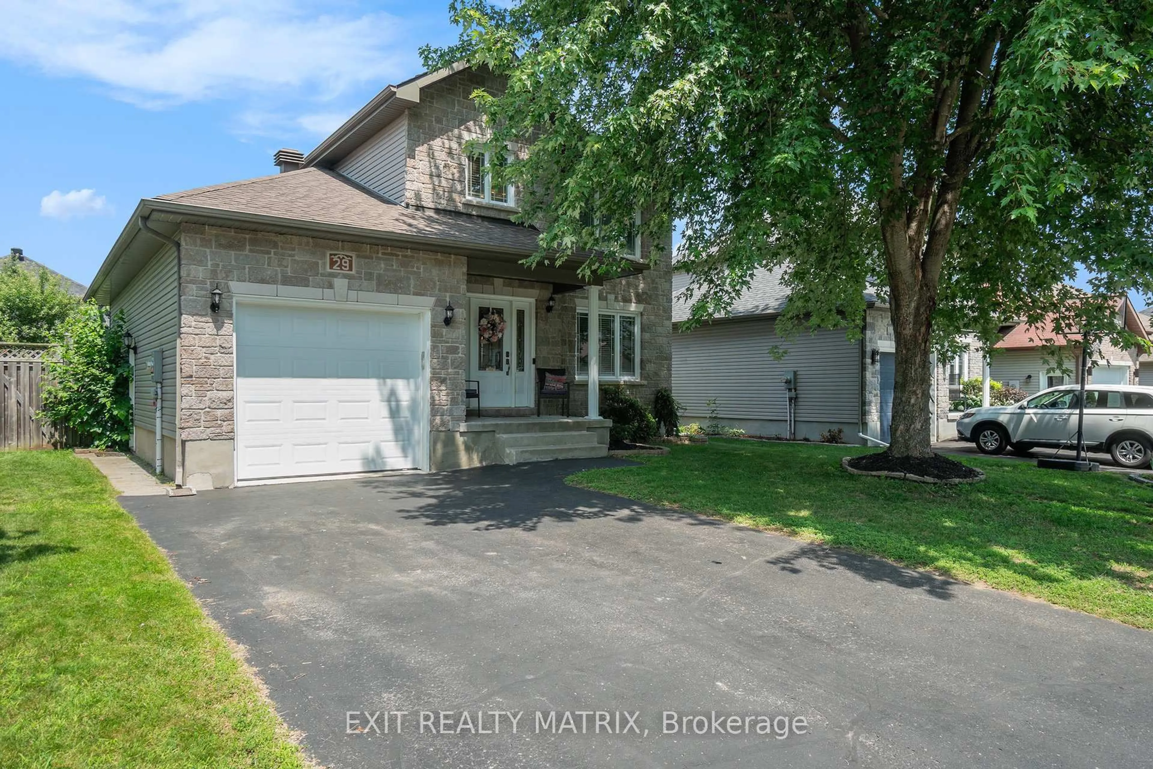 A pic from outside/outdoor area/front of a property/back of a property/a pic from drone, street for 29 ST VIATEUR Cres, The Nation Ontario K0A 2M0