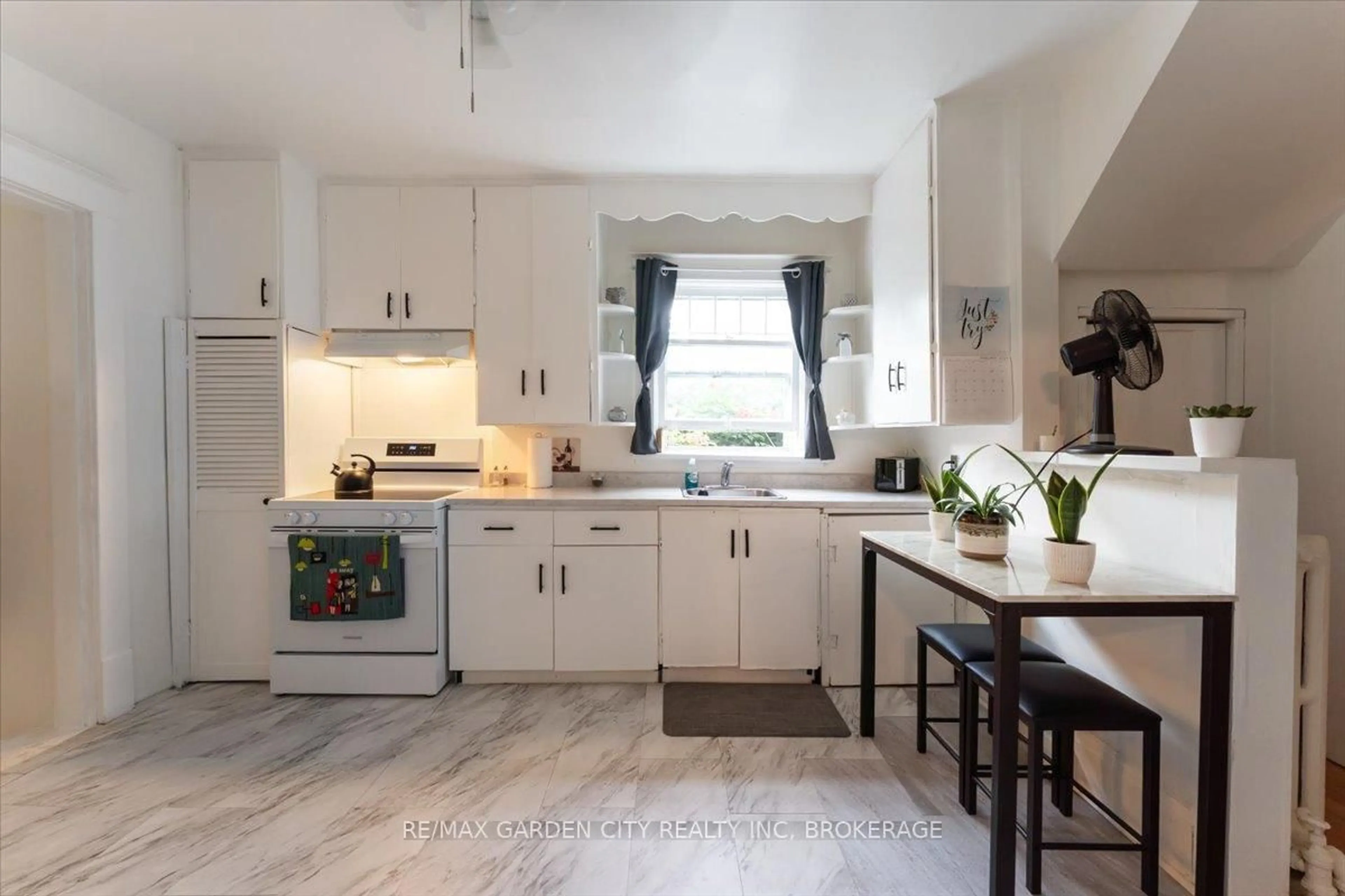 Open concept kitchen, ceramic/tile floor for 43 York St, St. Catharines Ontario L2R 6C2
