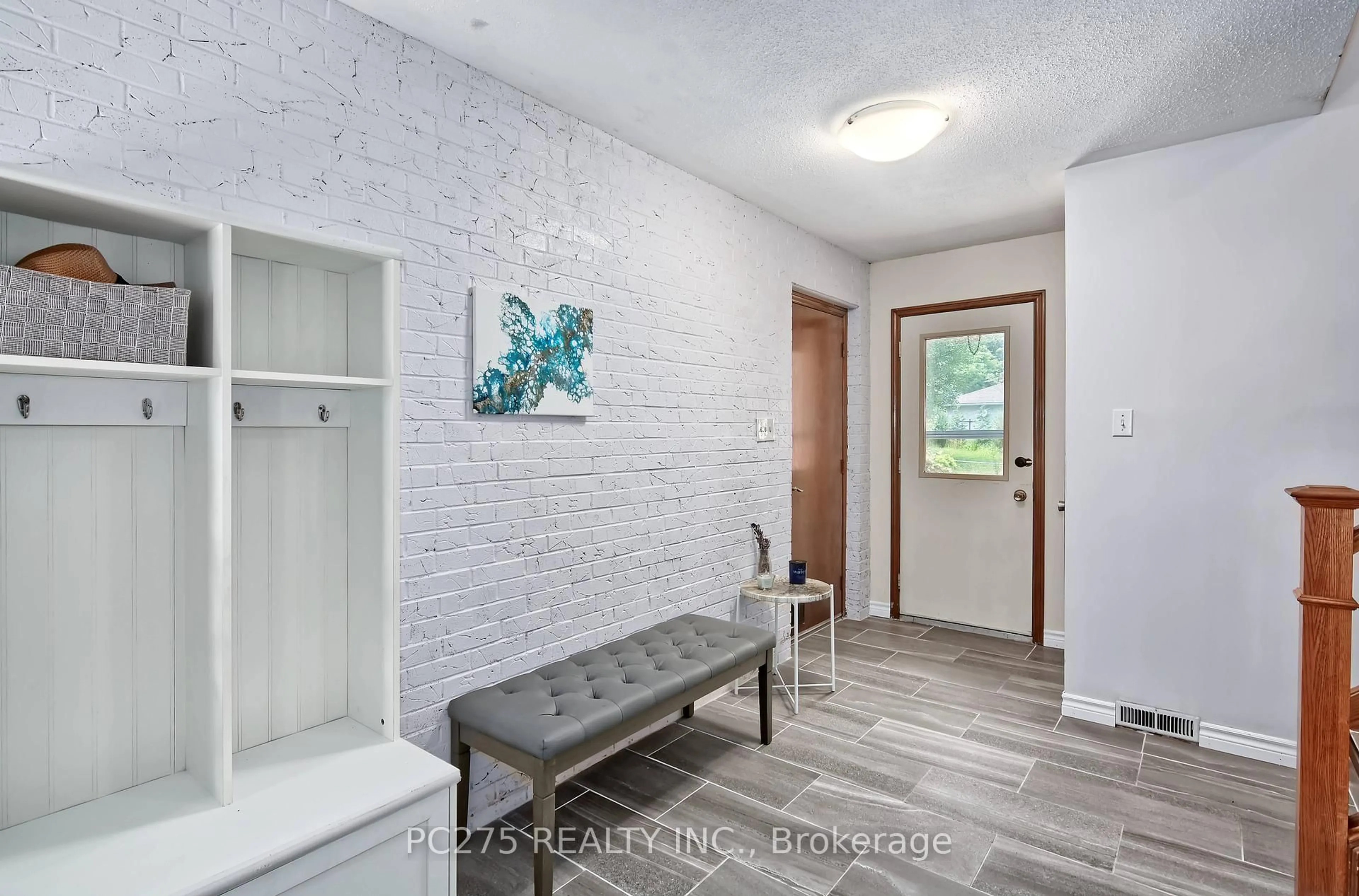 Indoor entryway for 91 Four Oaks Cres, London South Ontario N6J 4B6