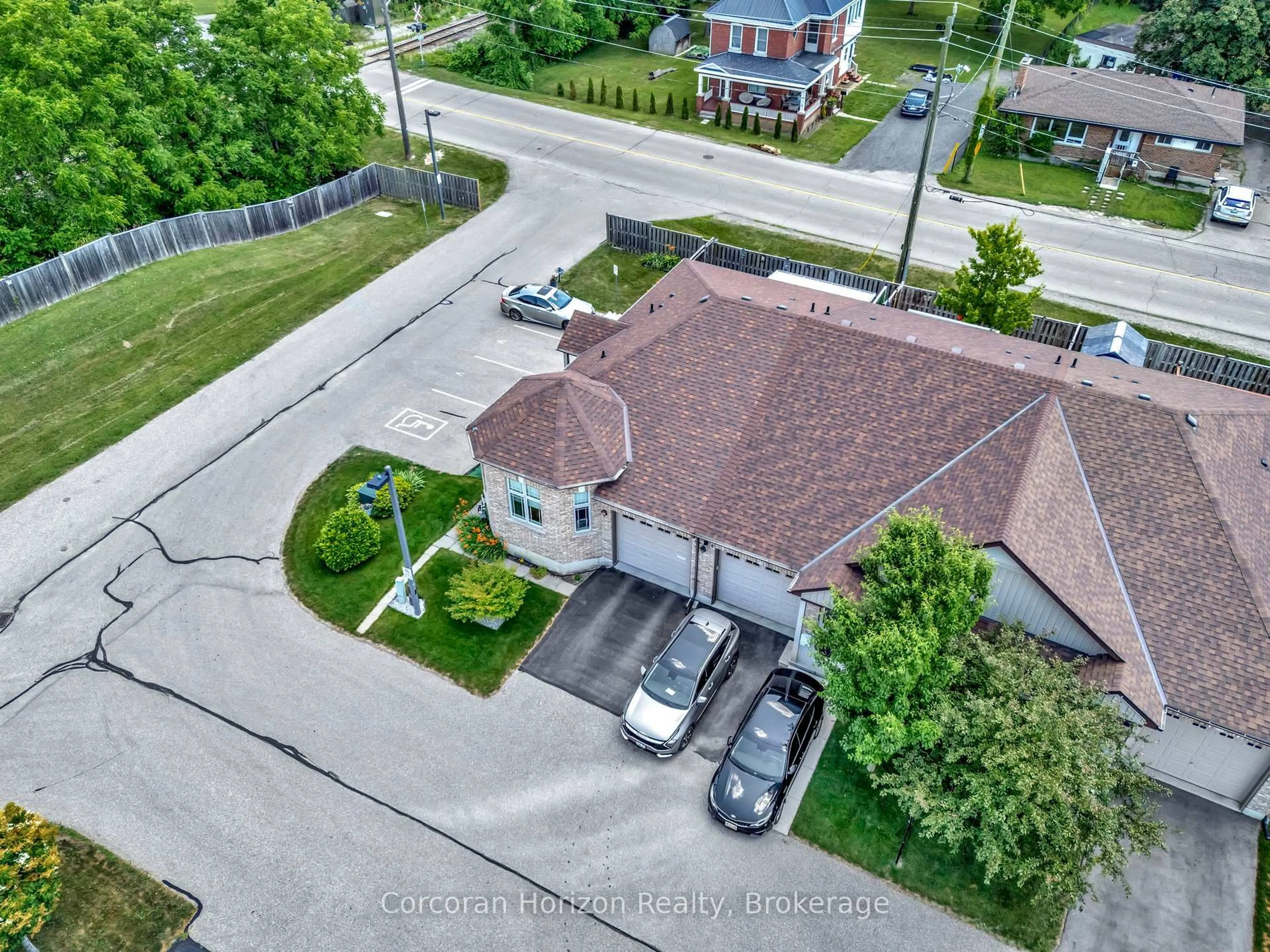 A pic from outside/outdoor area/front of a property/back of a property/a pic from drone, street for 1038 Colborne St #29, Brantford Ontario N3S 3T6