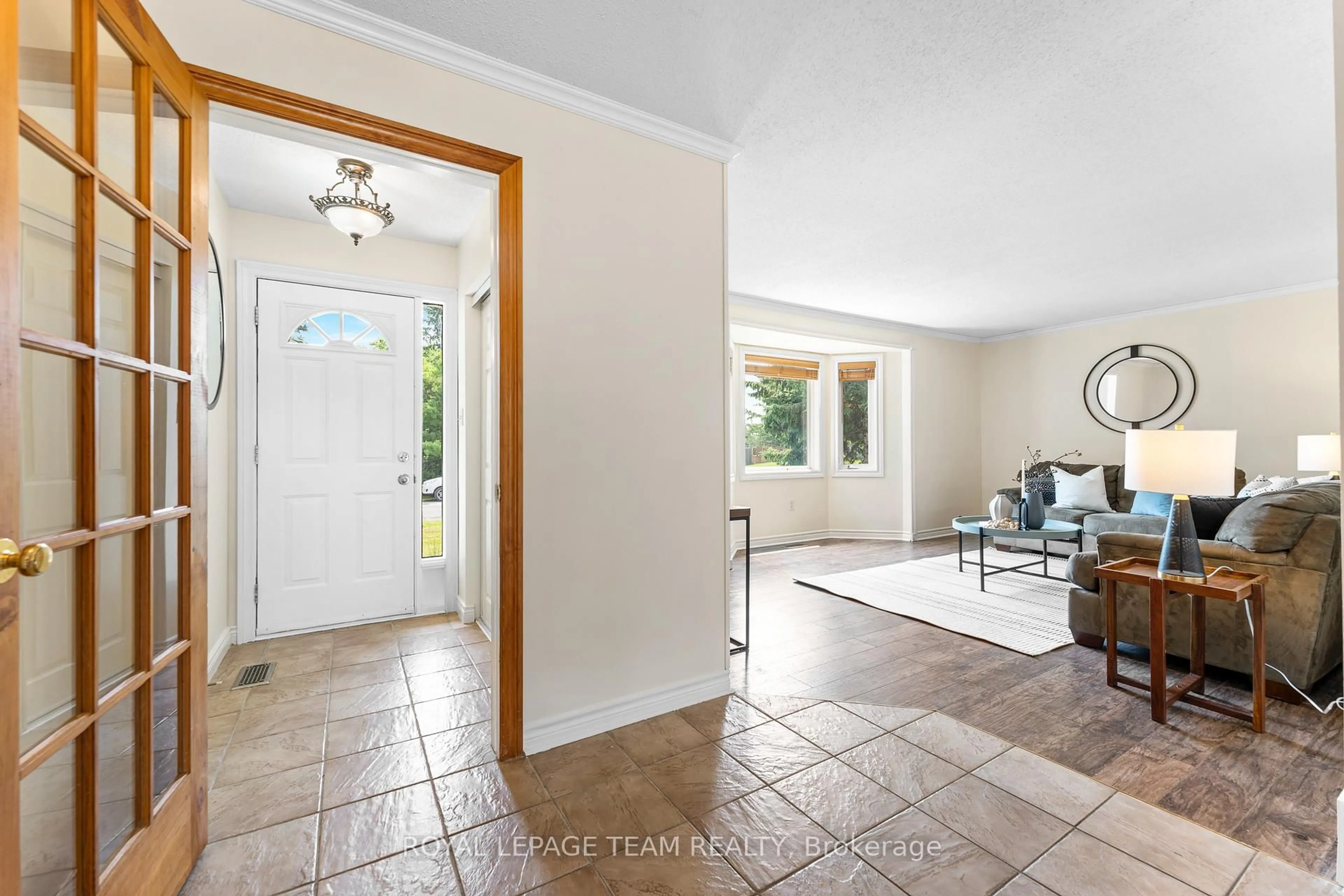 Indoor entryway for 106 Porcupine Tr, Ottawa Ontario K0A 1T0