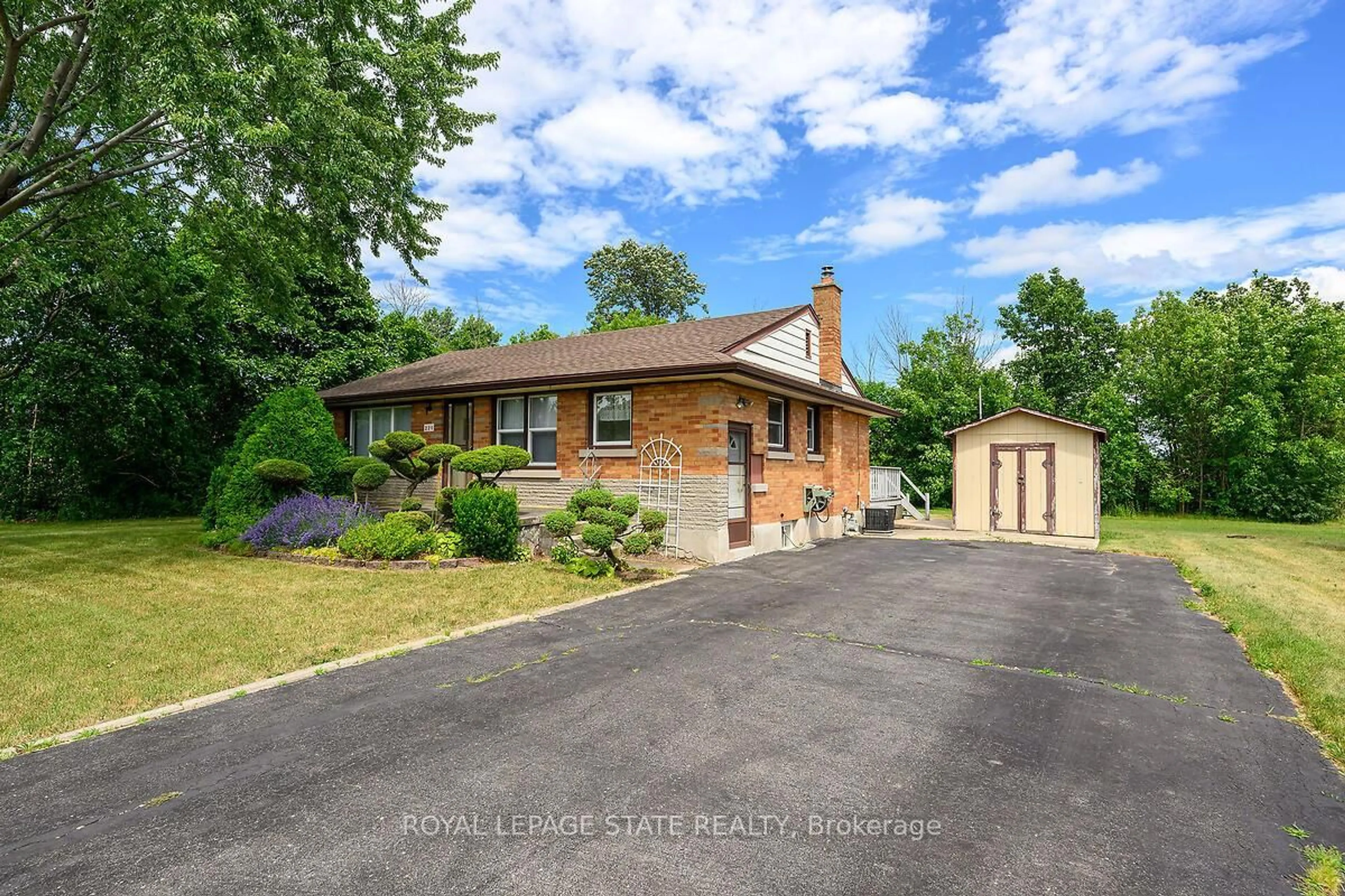 A pic from outside/outdoor area/front of a property/back of a property/a pic from drone, street for 220 Winona Rd, Hamilton Ontario L8E 5K4