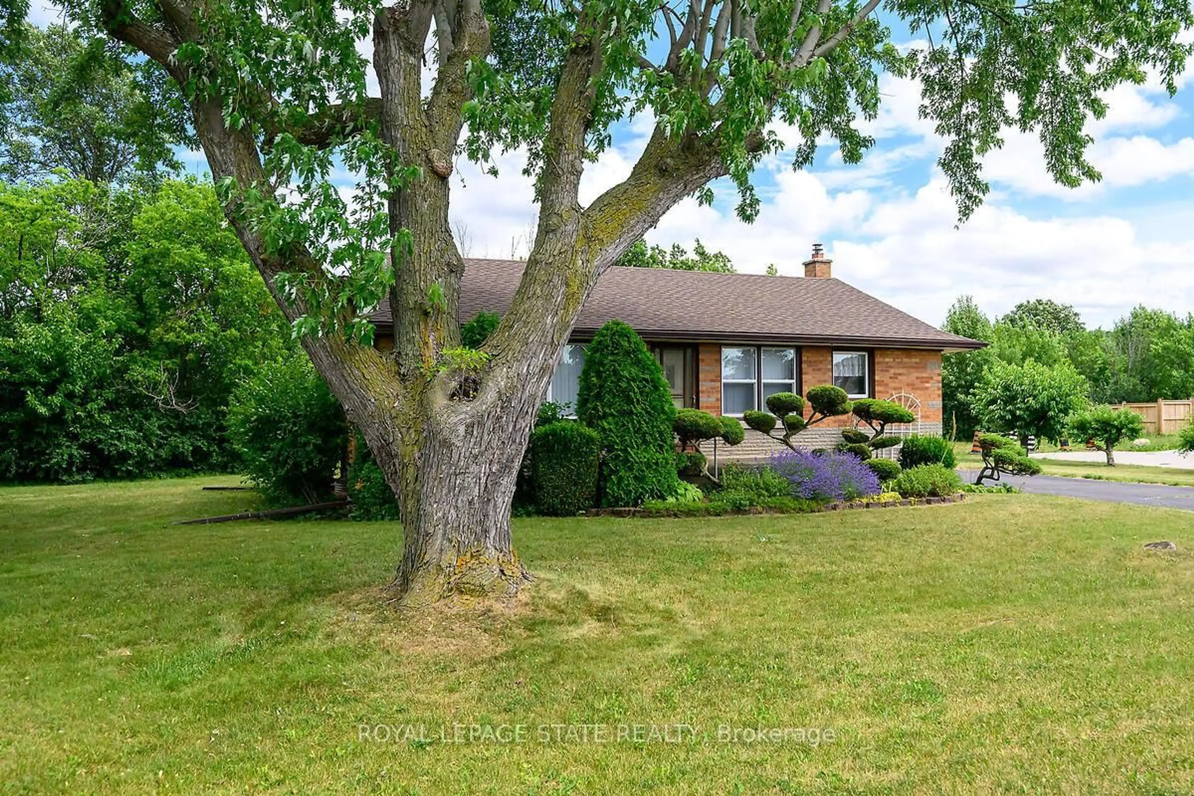 A pic from outside/outdoor area/front of a property/back of a property/a pic from drone, unknown for 220 Winona Rd, Hamilton Ontario L8E 5K4