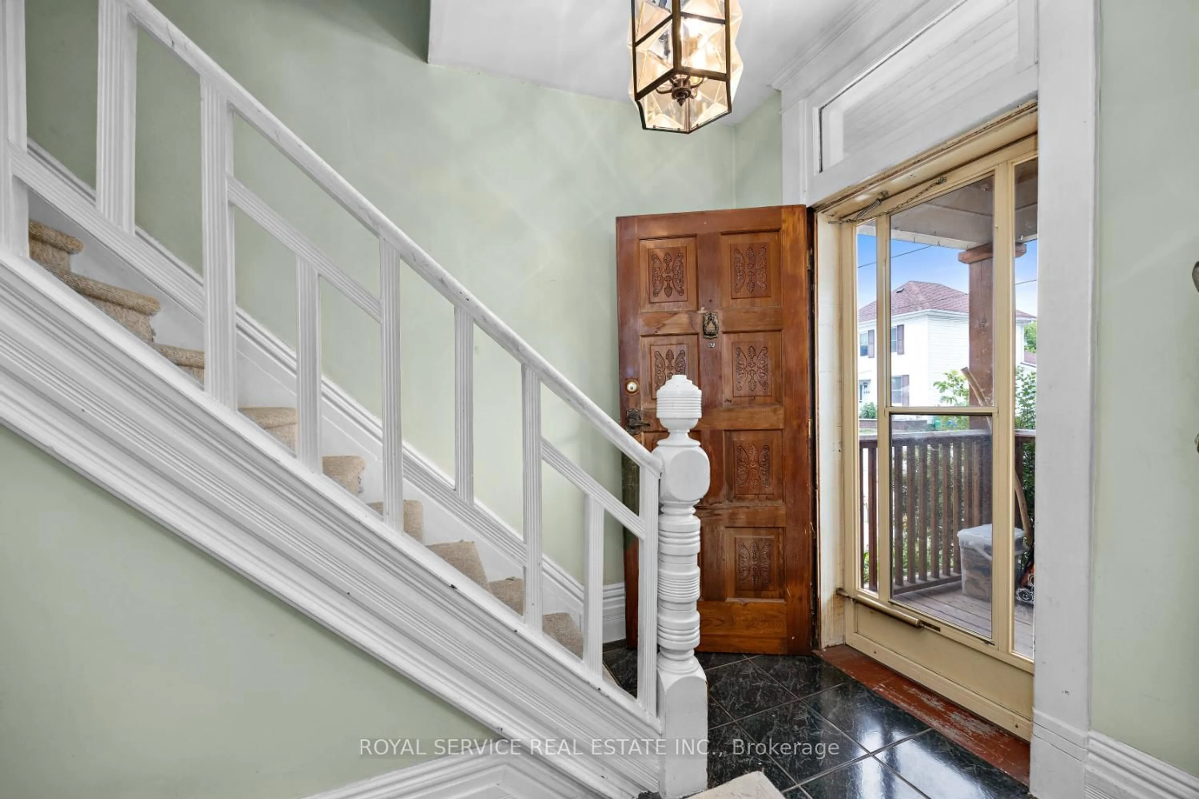 Indoor foyer for 483 Parnell St, Peterborough Central Ontario K9J 4J3