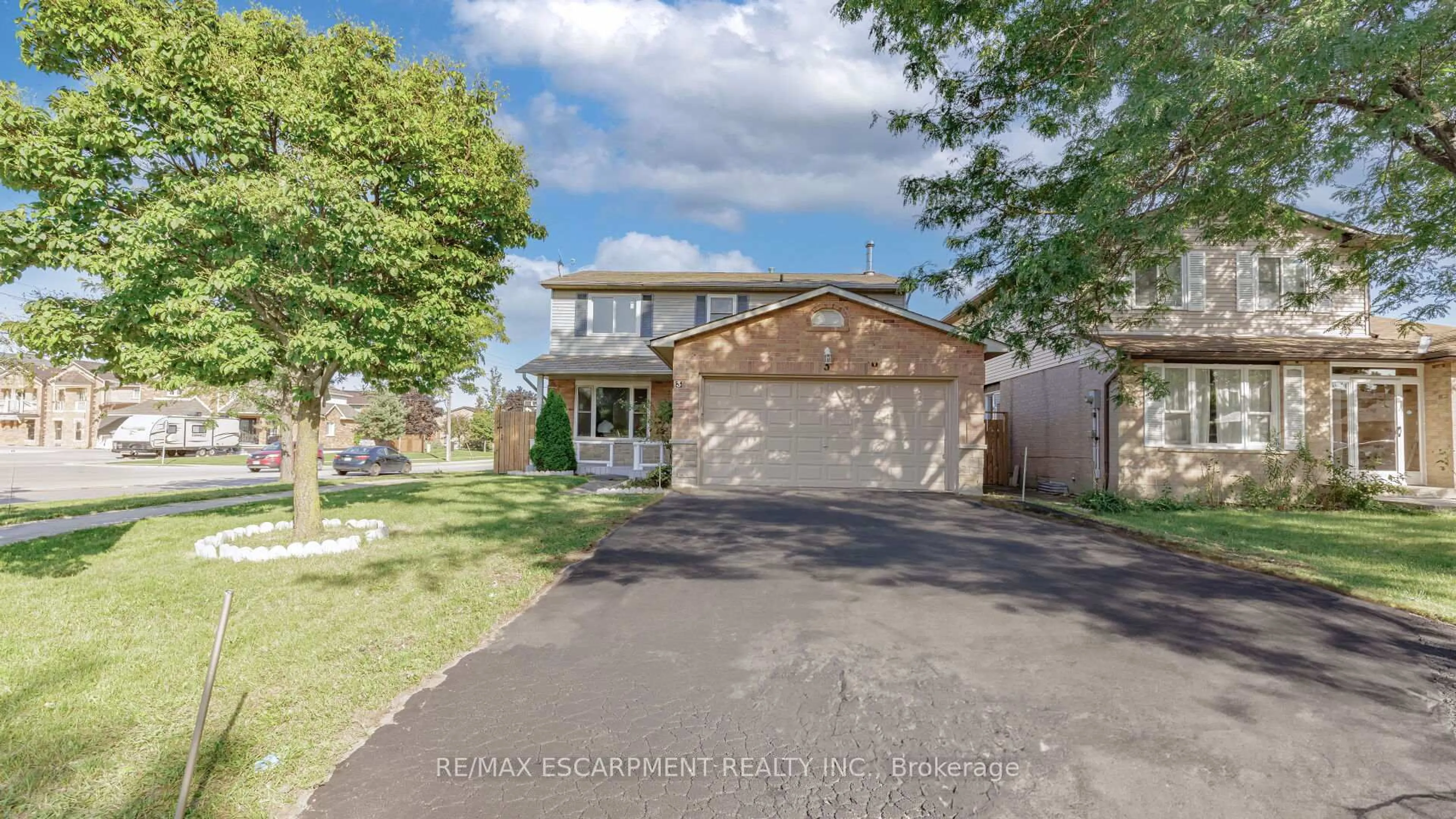 A pic from outside/outdoor area/front of a property/back of a property/a pic from drone, street for 3 Mornington Dr, Hamilton Ontario L9B 1Z3