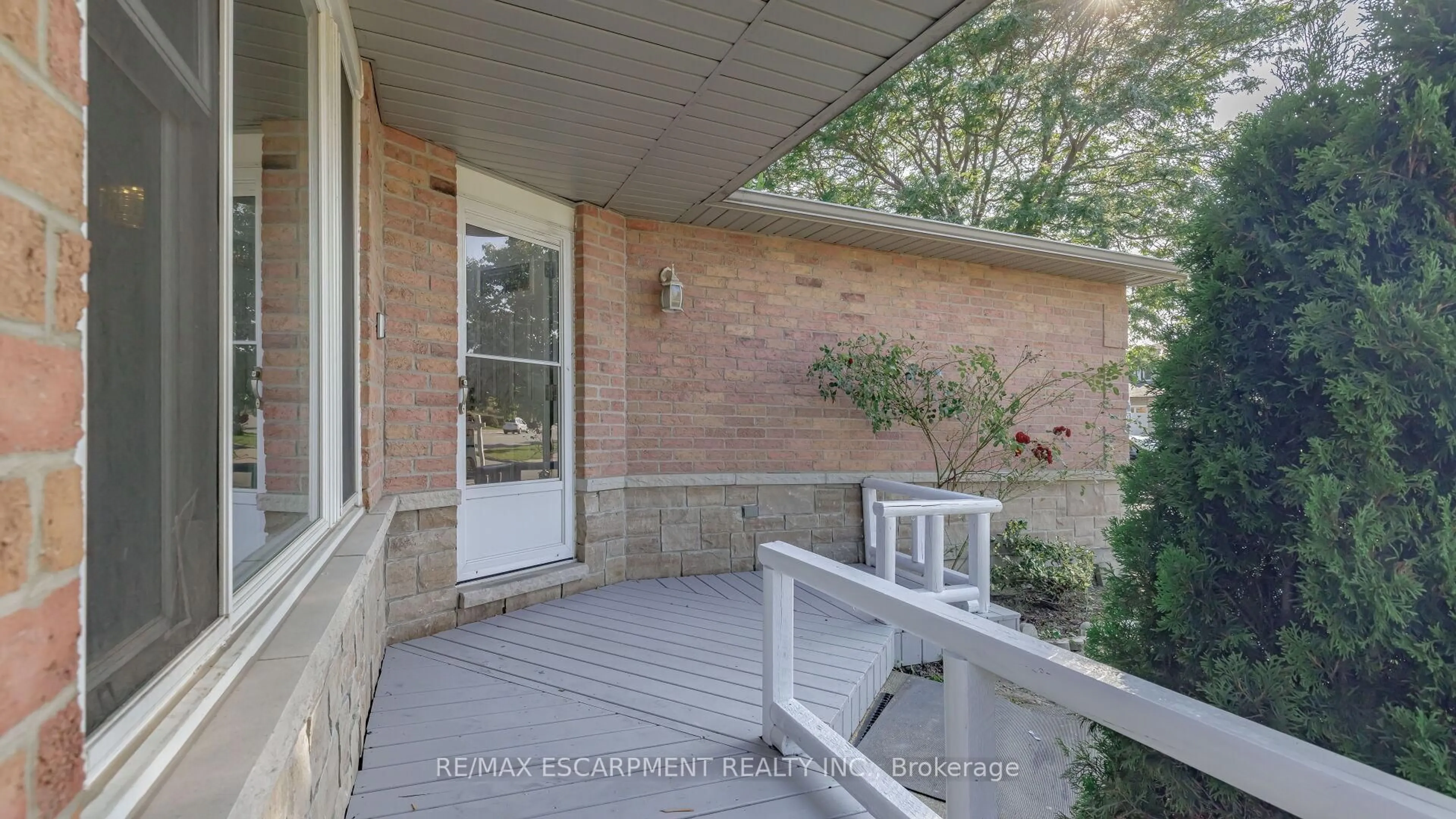 Patio, street for 3 Mornington Dr, Hamilton Ontario L9B 1Z3