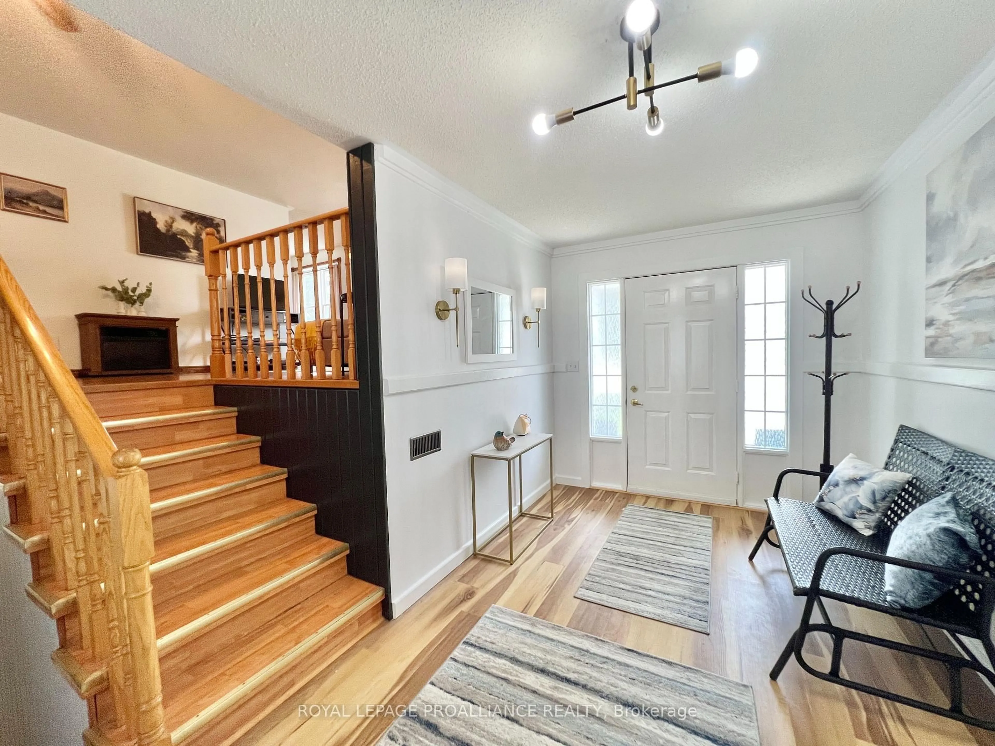 Indoor entryway for 108 Elgin St, Madoc Ontario K0K 2K0