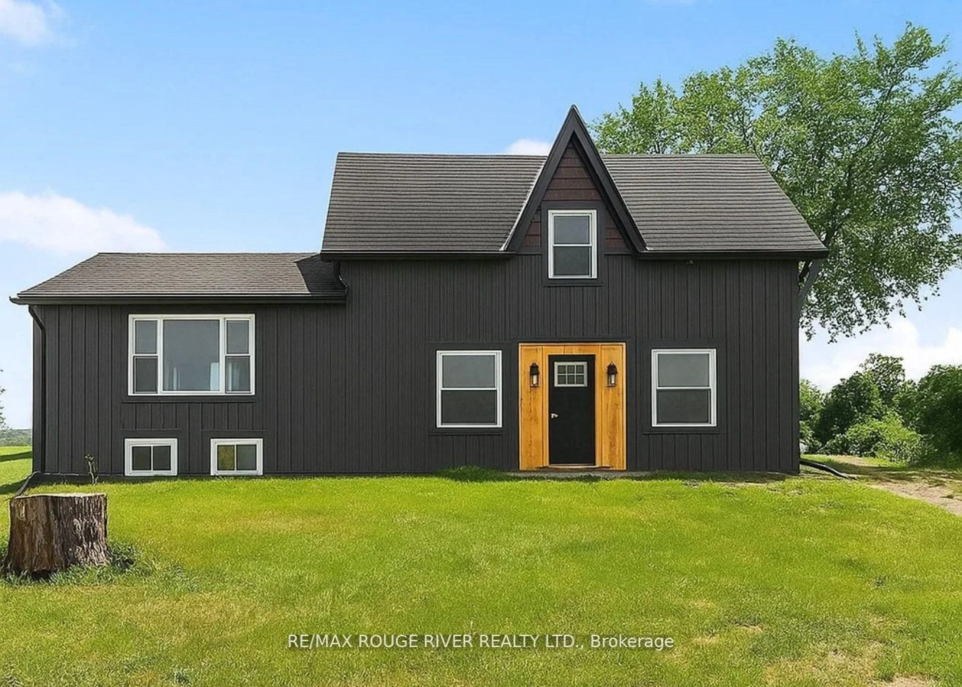 Home with vinyl exterior material, building for 663 Sweet Rd, Limoges Ontario K0K 2M0
