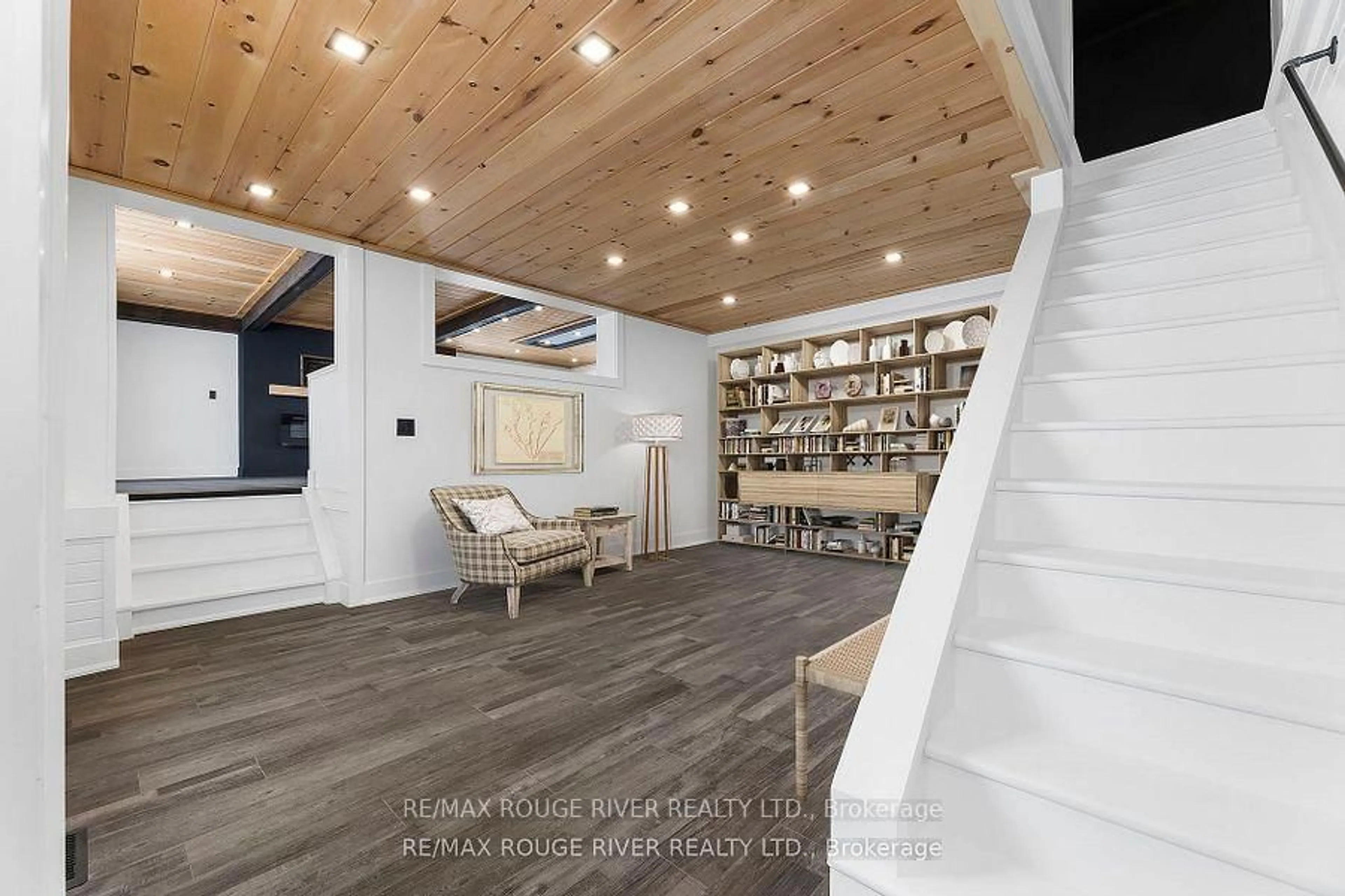 Indoor entryway for 663 Sweet Rd, Limoges Ontario K0K 2M0