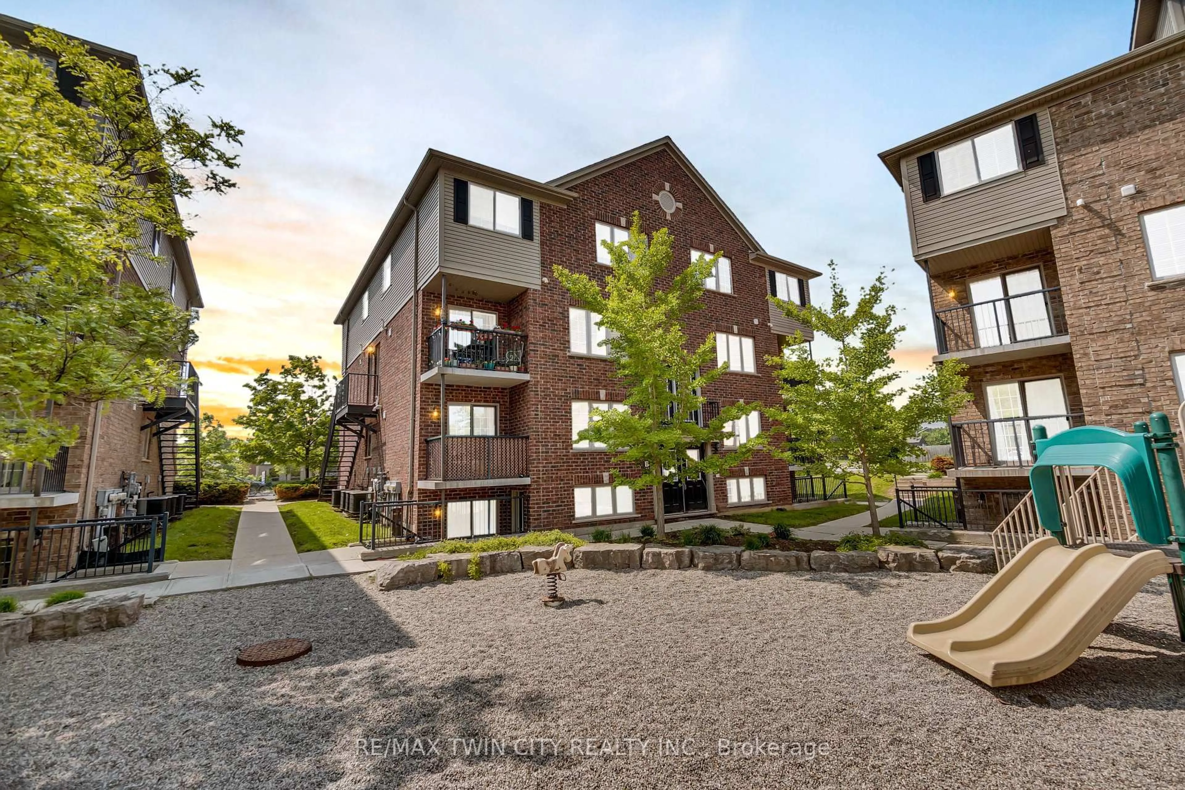 Patio, building for 950 Highland Rd #12, Kitchener Ontario N2N 0A5