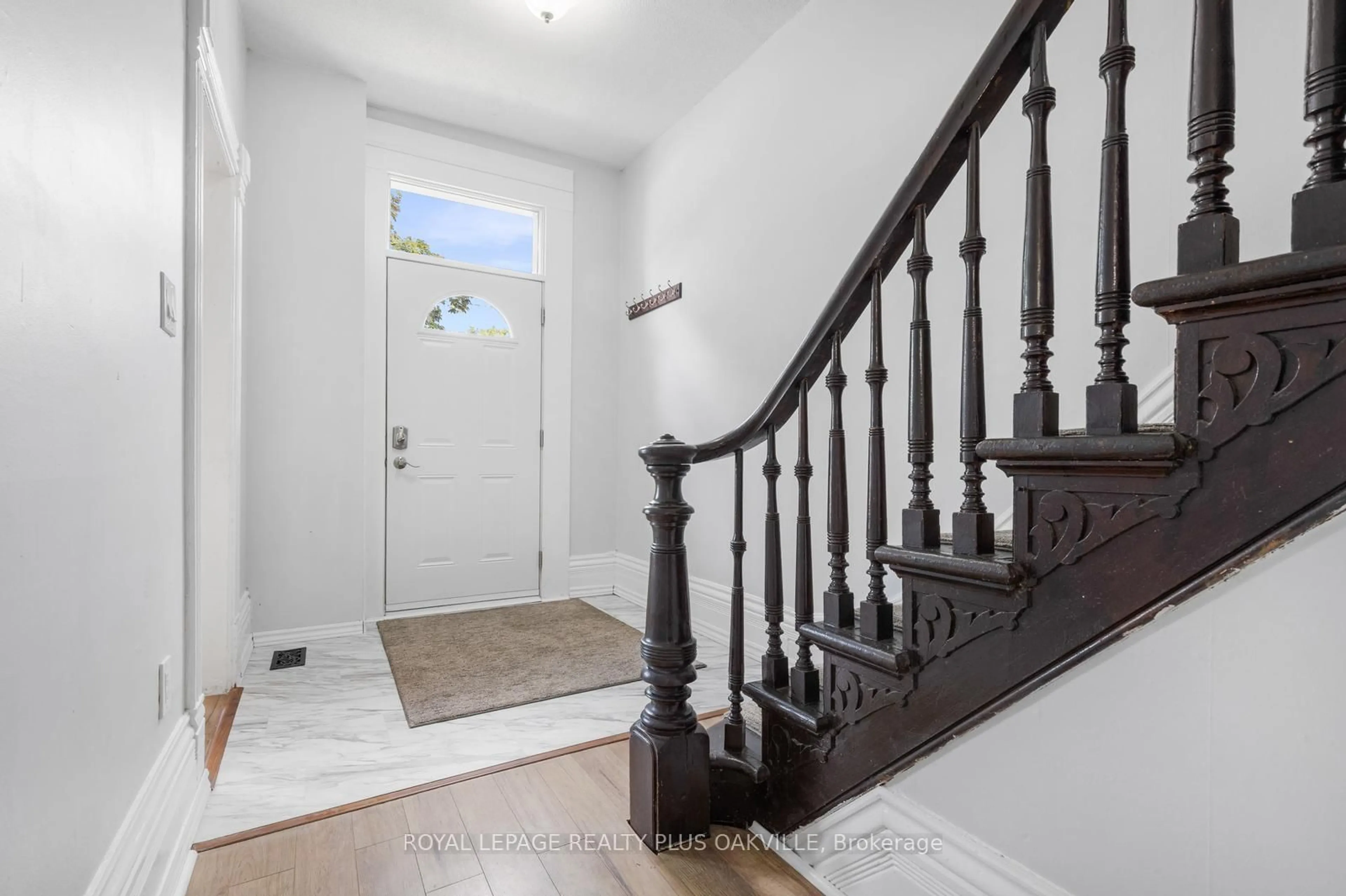 Indoor entryway for 213 Darling St, Brantford Ontario N3S 3X1