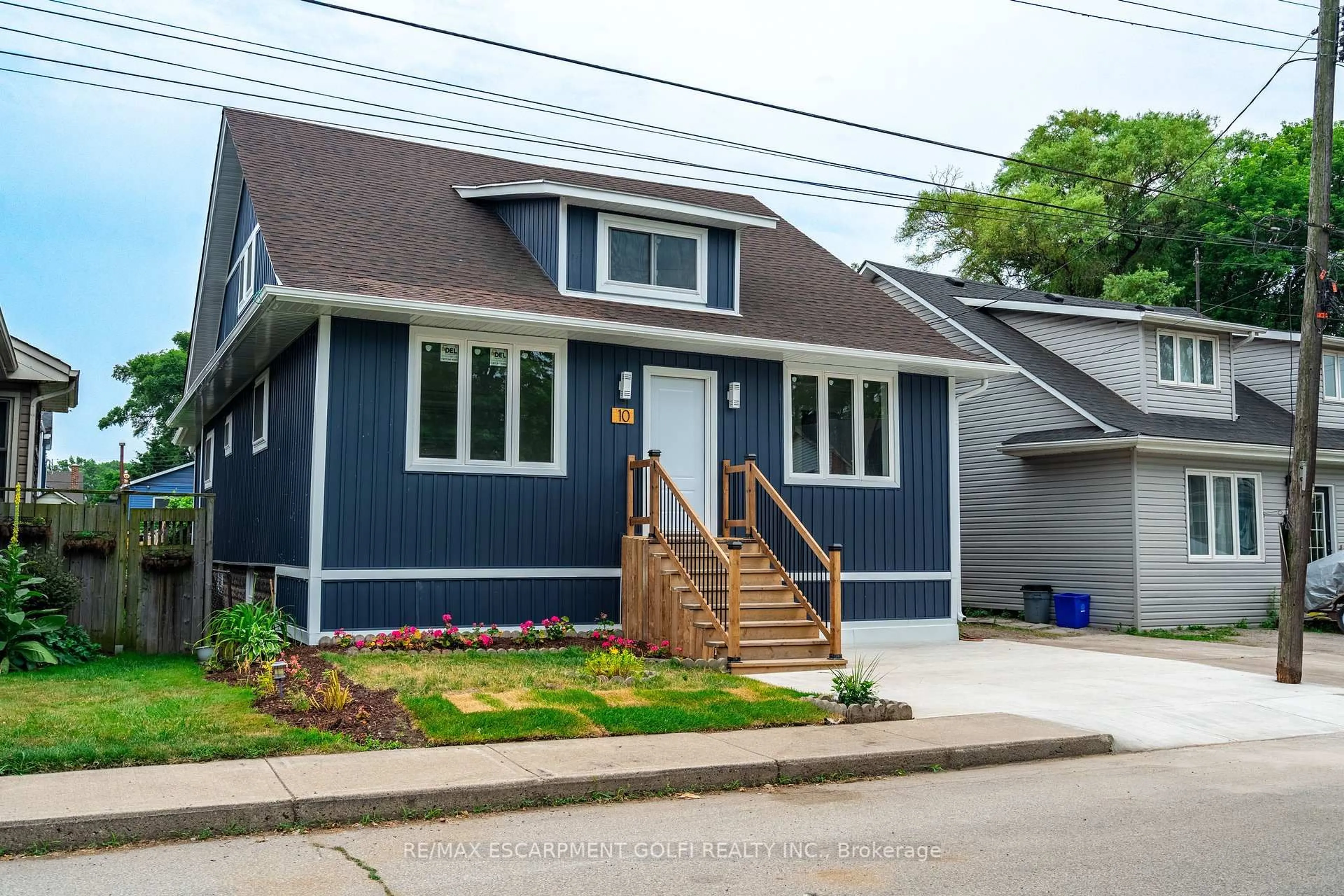 Home with vinyl exterior material, street for 10 Comet Ave, Hamilton Ontario L8H 7E5