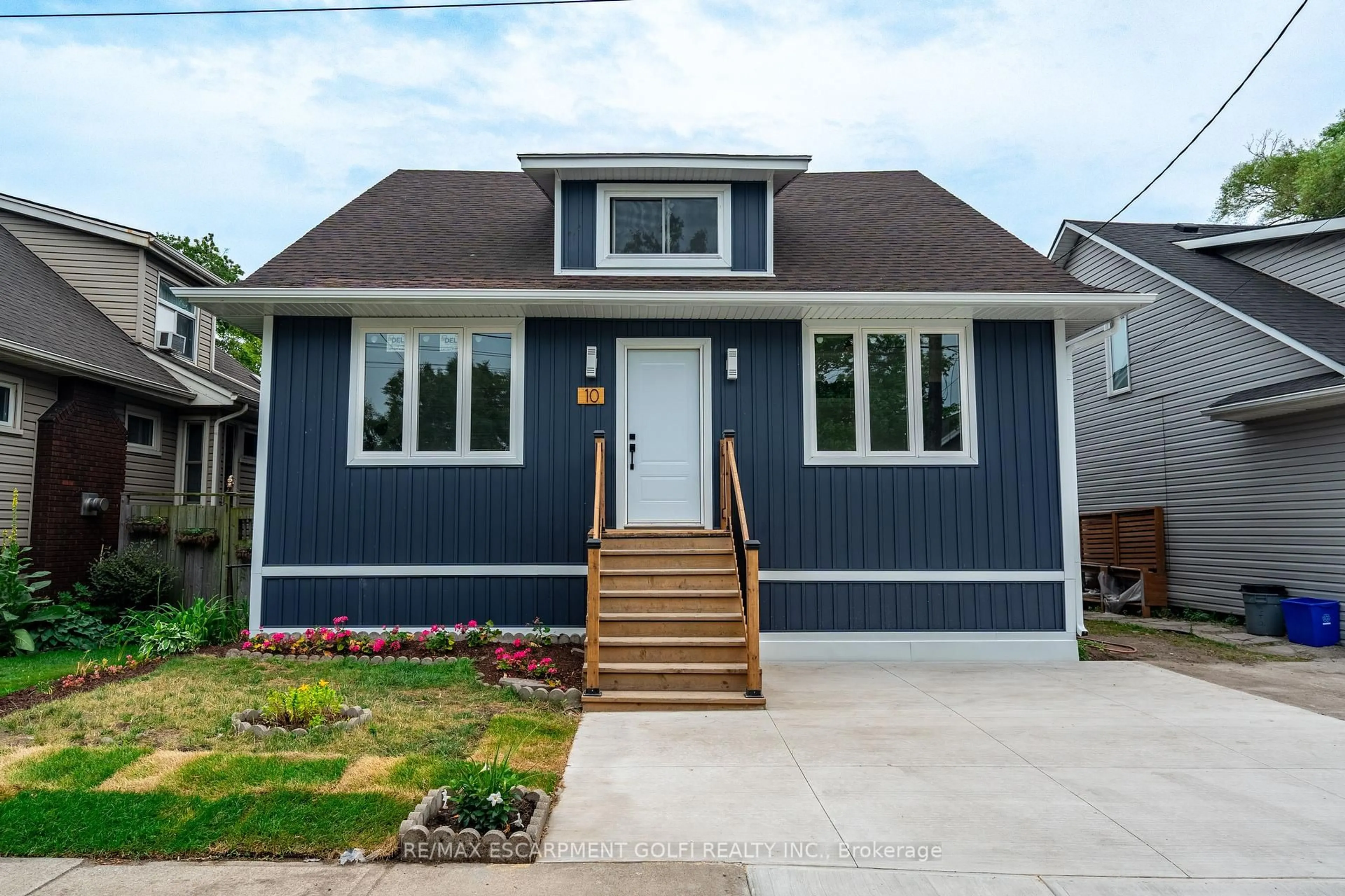 Home with vinyl exterior material, street for 10 Comet Ave, Hamilton Ontario L8H 7E5