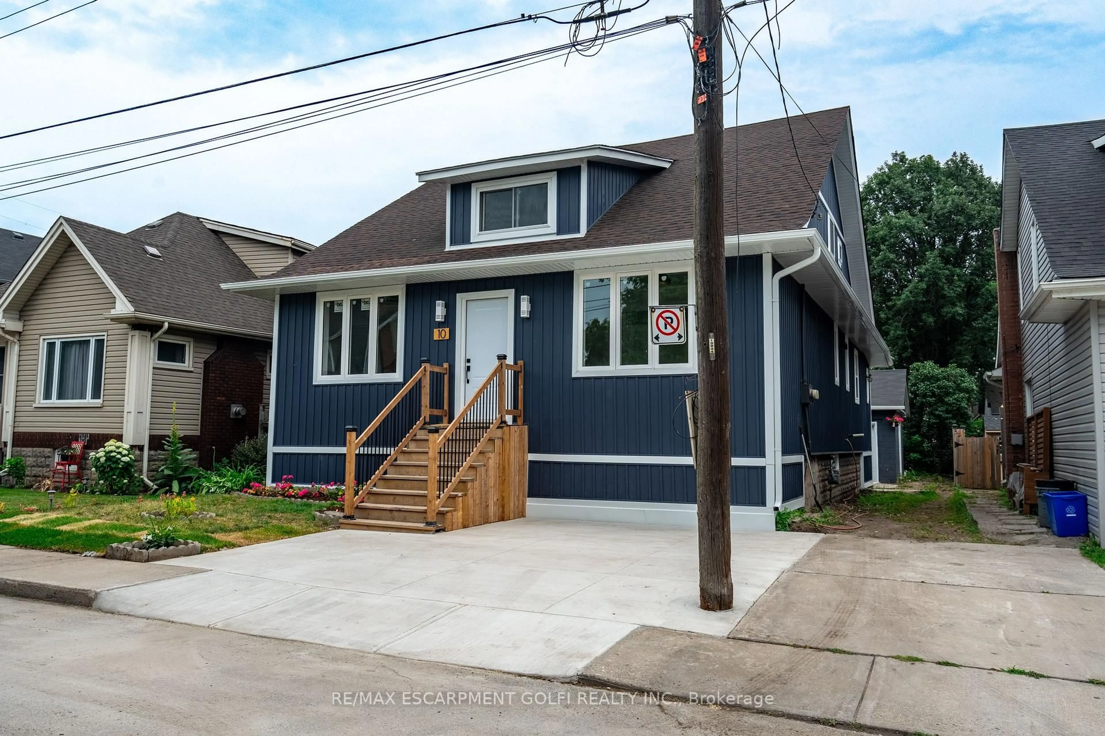 Home with vinyl exterior material, street for 10 Comet Ave, Hamilton Ontario L8H 7E5