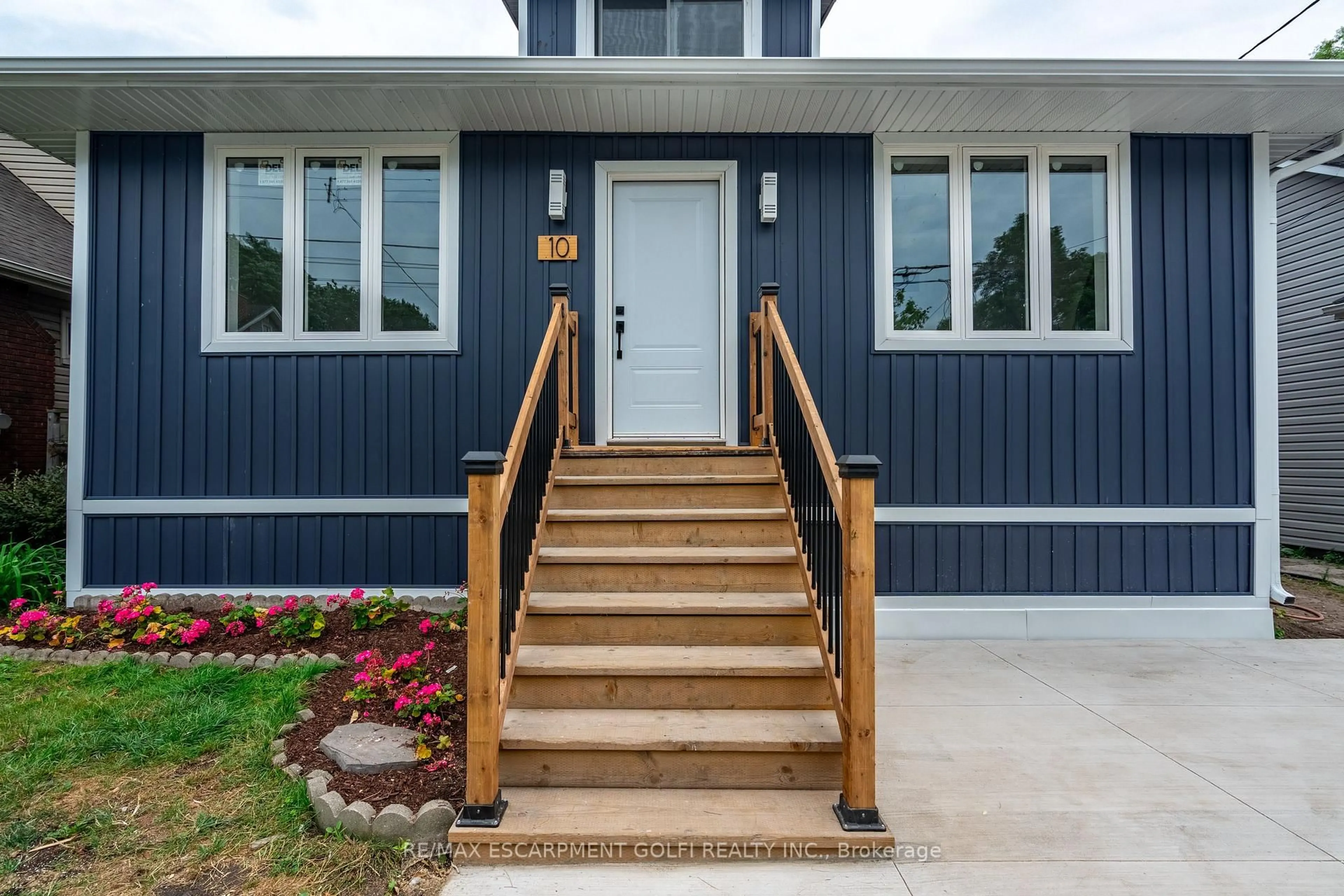 Home with vinyl exterior material, street for 10 Comet Ave, Hamilton Ontario L8H 7E5