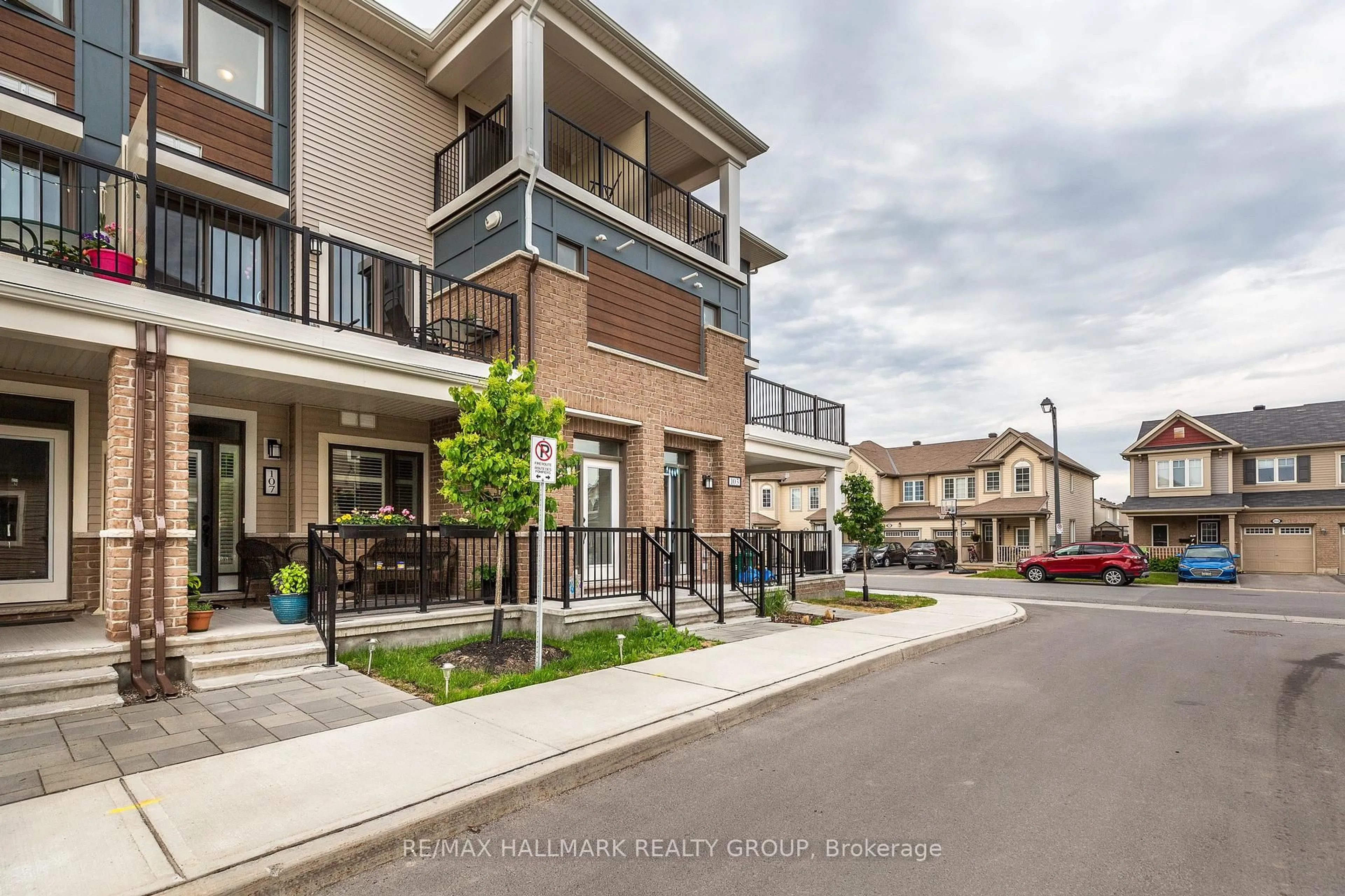 Patio, street for 105 WALLEYE Private, Ottawa Ontario K2J 6L3