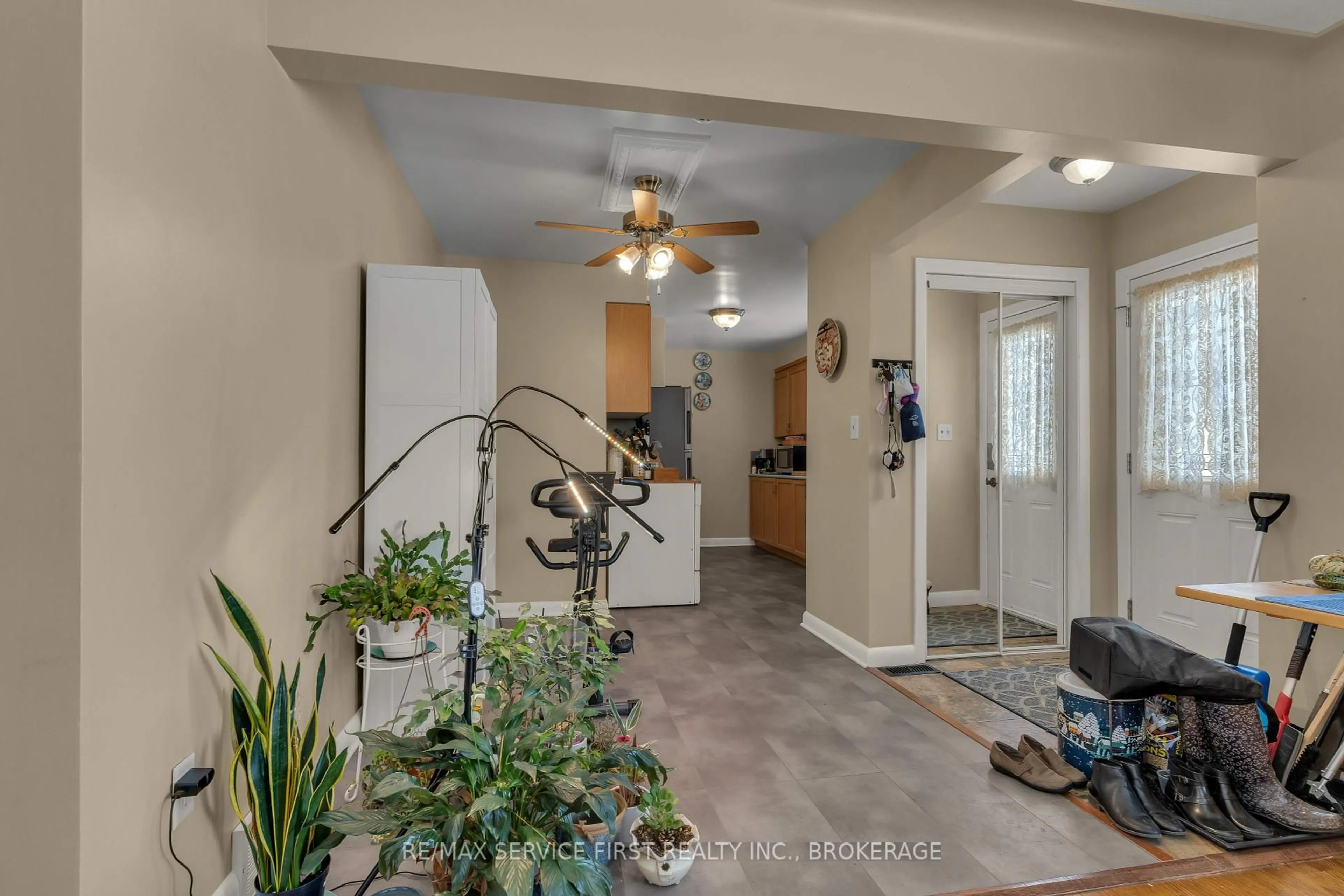 Indoor entryway for 483 McEwen Dr, Kingston Ontario K7M 3W6