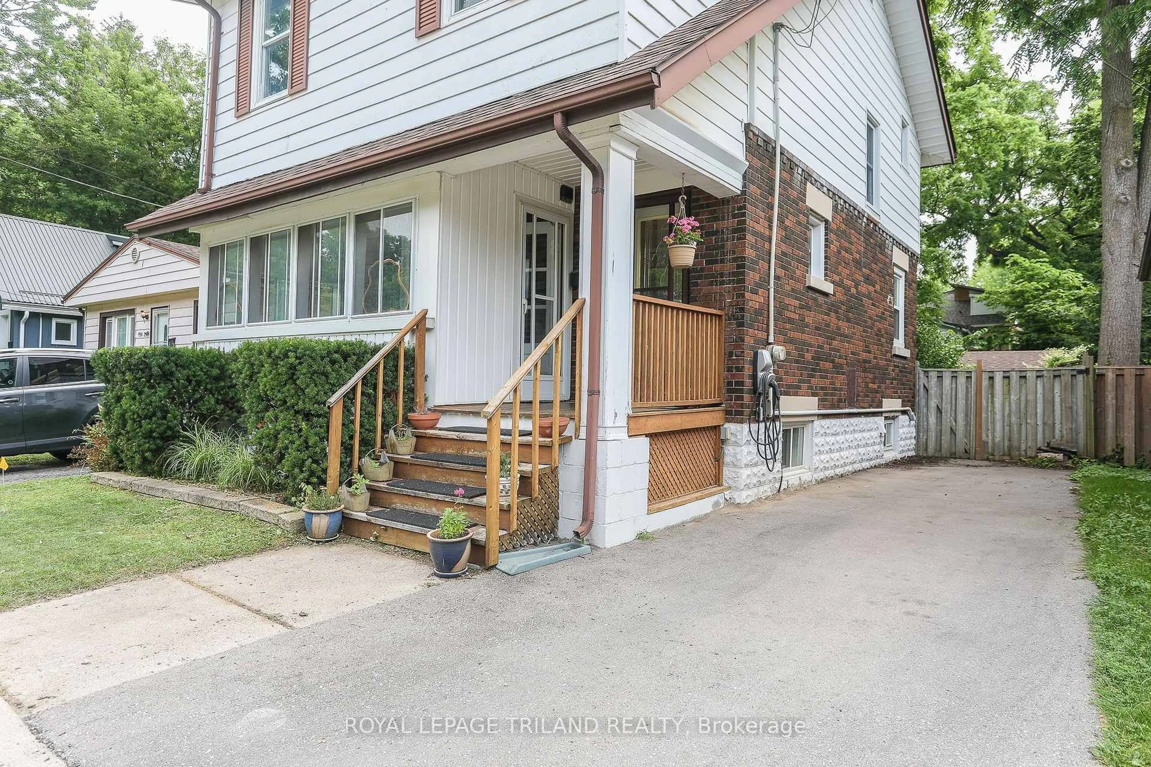 Unknown for 8 Cawrse St, London South Ontario N6J 2T2