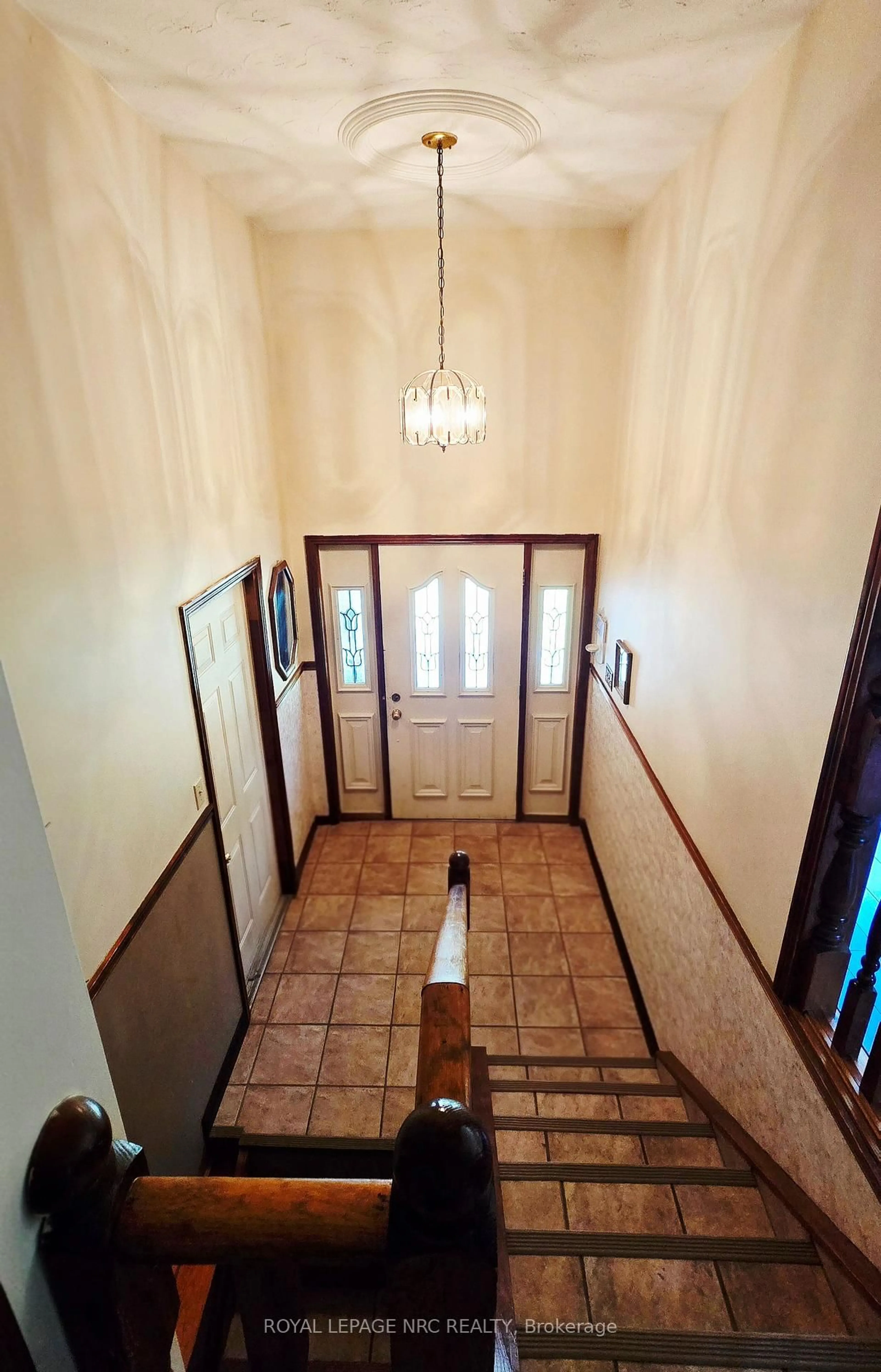 Indoor foyer for 145 Leaside Dr, Welland Ontario L3C 6N4