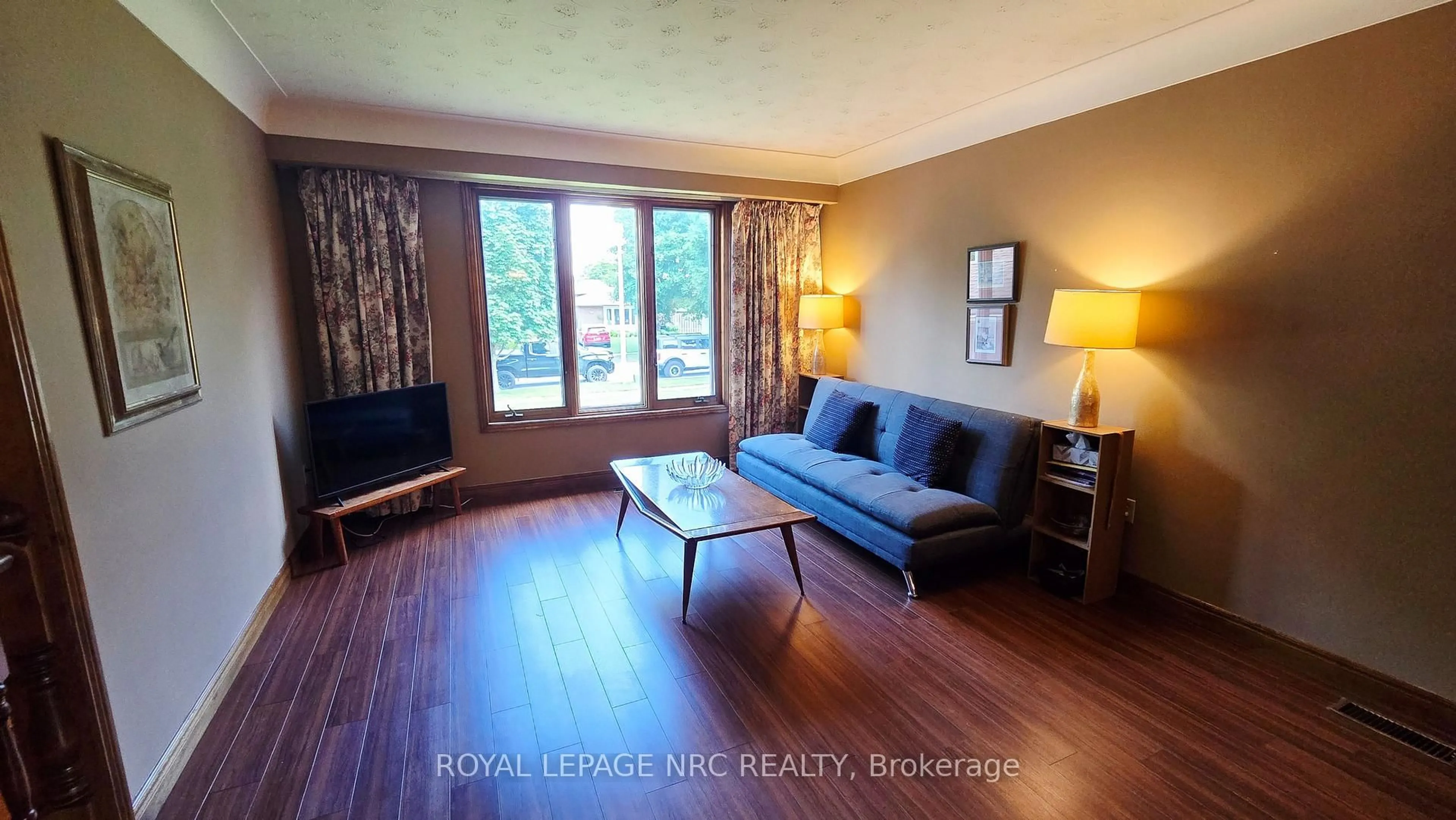 Living room with furniture, wood/laminate floor for 145 Leaside Dr, Welland Ontario L3C 6N4