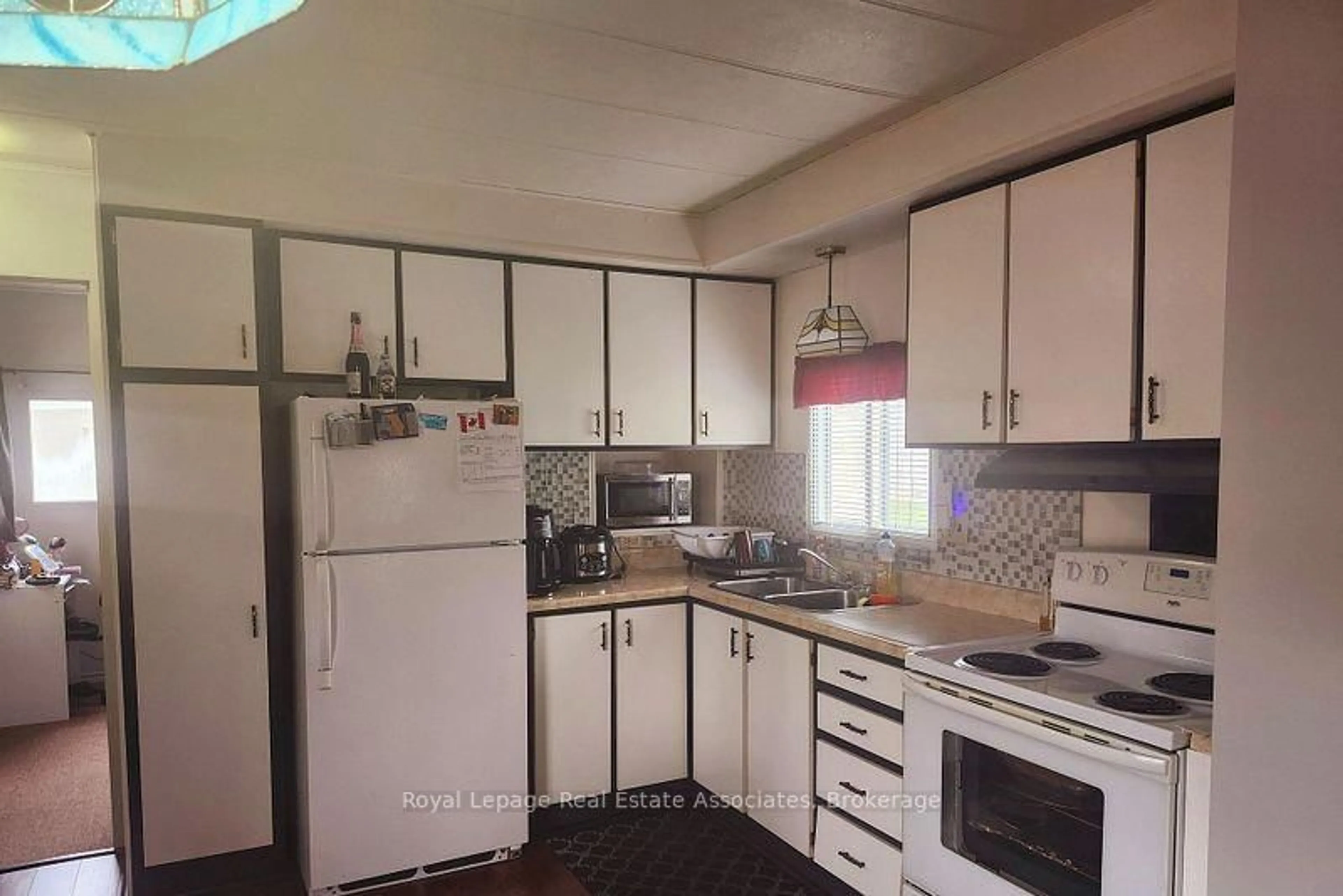 Standard kitchen, wood/laminate floor for 4407 Timothy Lane, Lincoln Ontario L0R 1B1