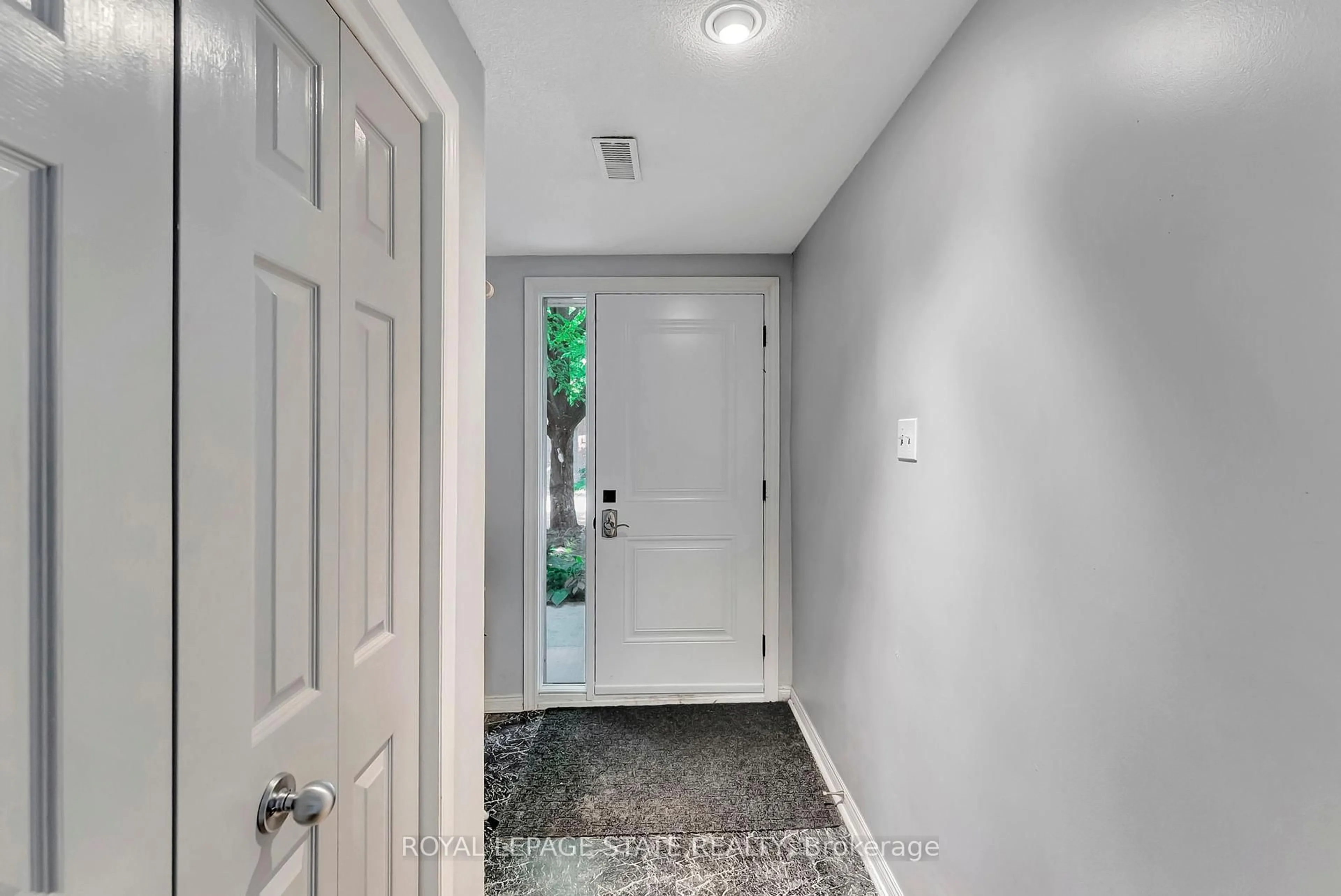Indoor entryway for 26 Moss Blvd #34, Hamilton Ontario L9H 6W7