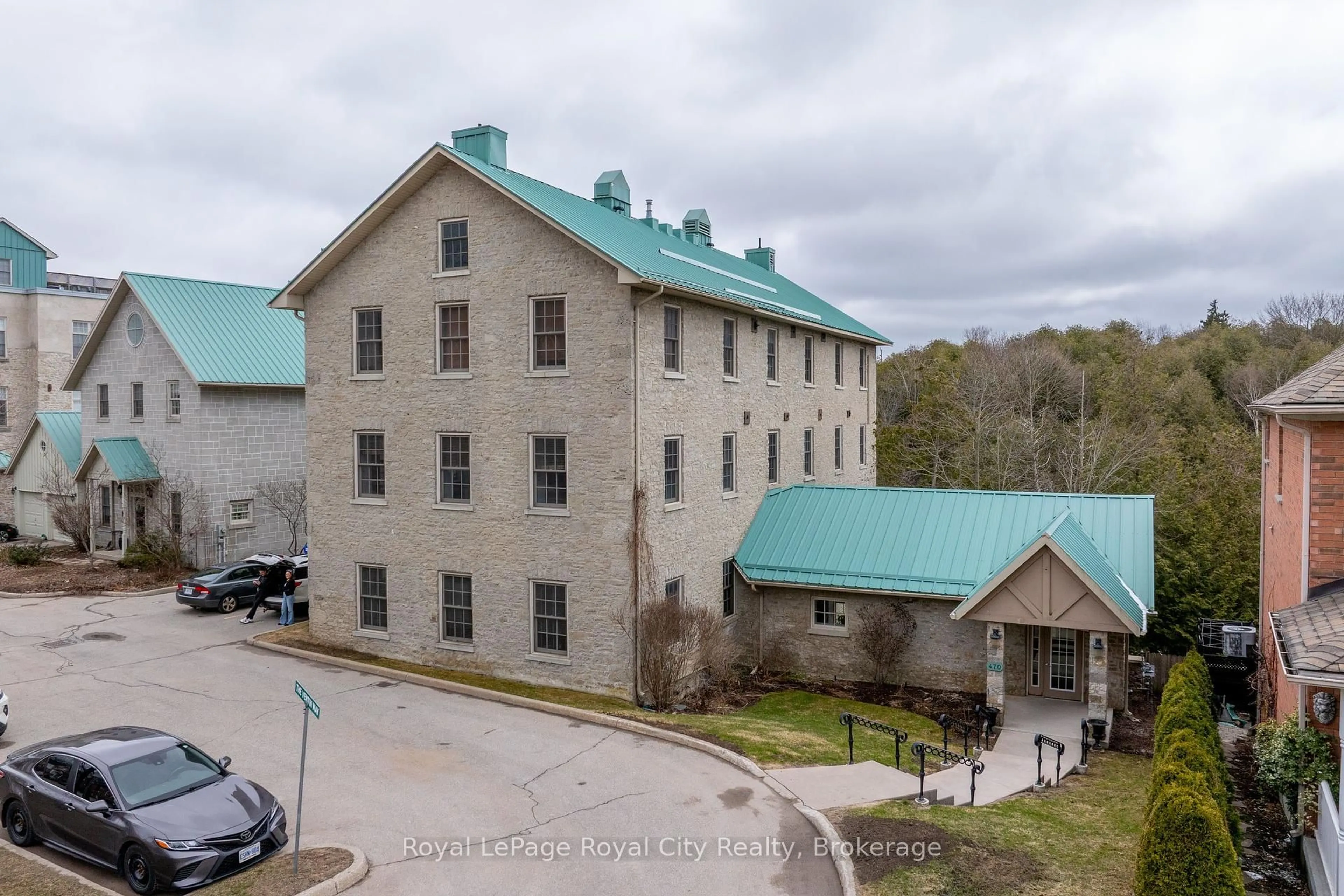 A pic from outside/outdoor area/front of a property/back of a property/a pic from drone, building for 470 St Andrew St #202, Centre Wellington Ontario N1M 1P3
