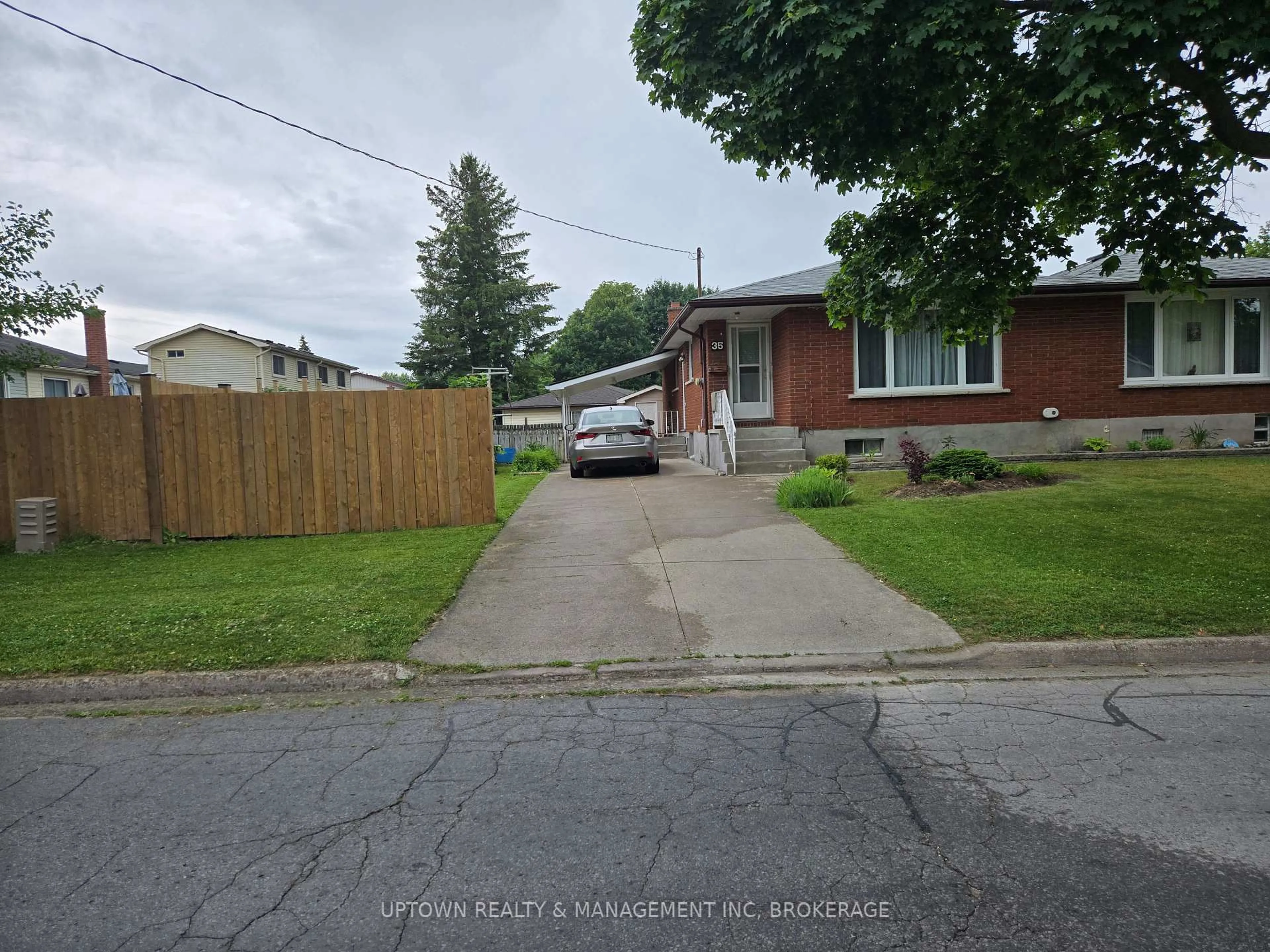 A pic from outside/outdoor area/front of a property/back of a property/a pic from drone, street for 35 Allan Dr, St. Catharines Ontario L2N 6H3