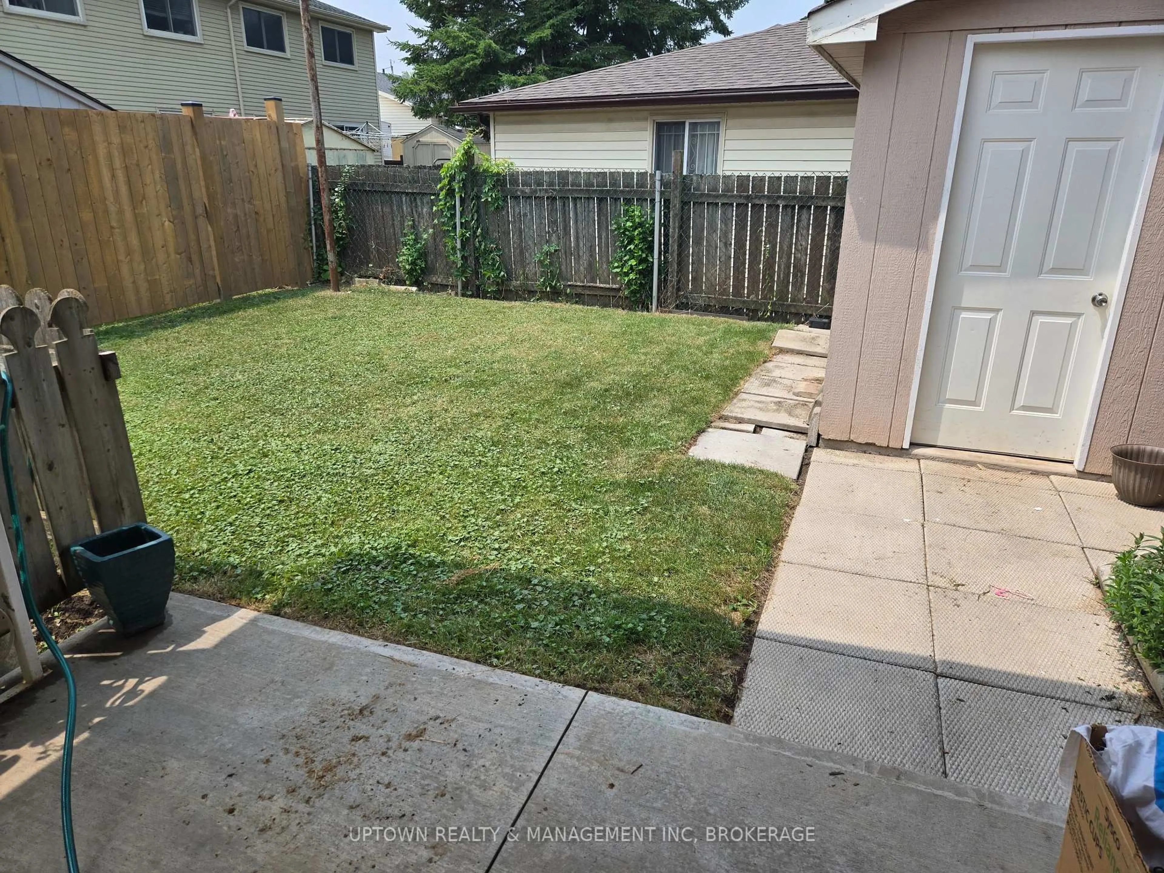 Patio, street for 35 Allan Dr, St. Catharines Ontario L2N 6H3