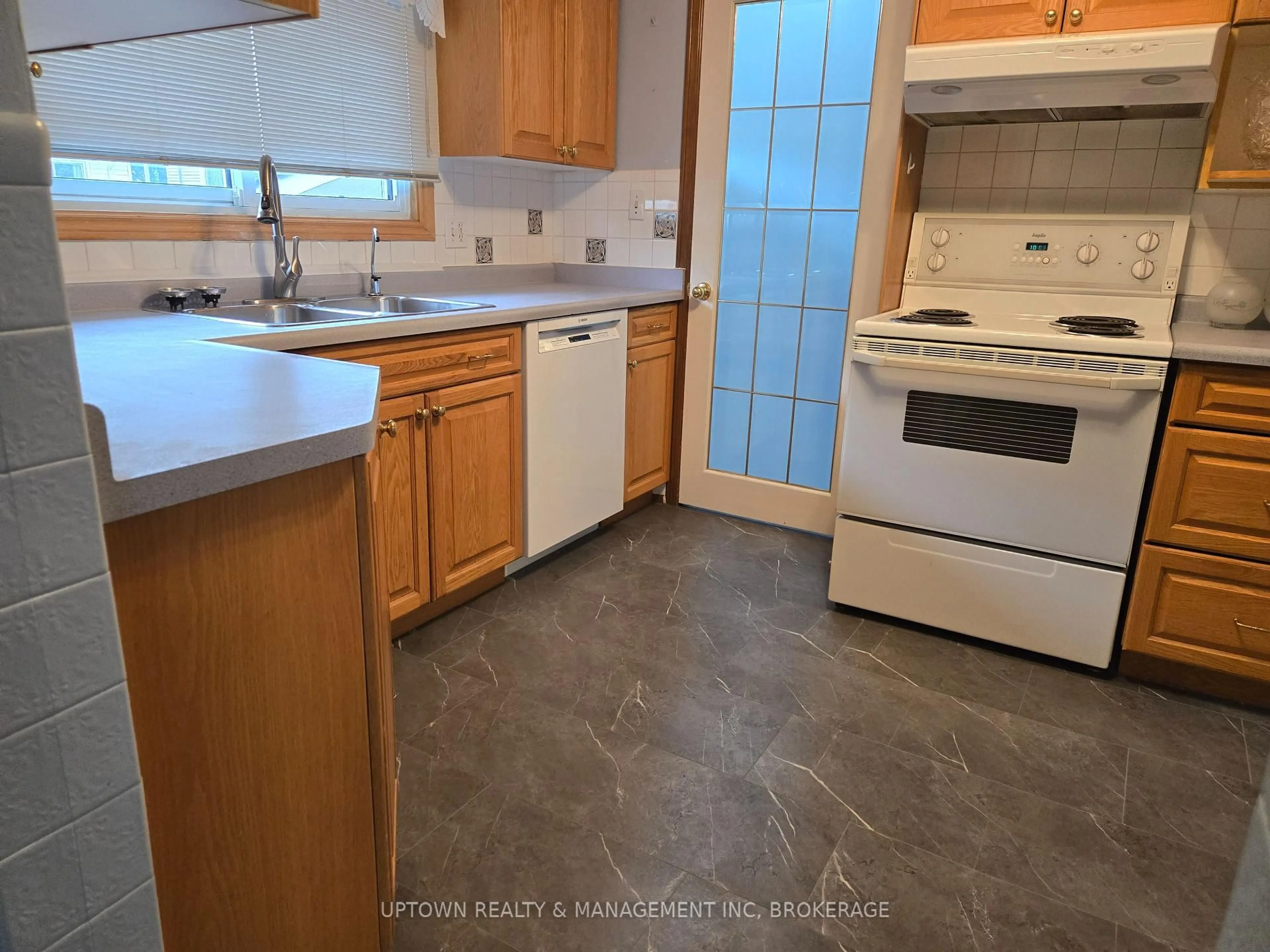 Standard kitchen, ceramic/tile floor for 35 Allan Dr, St. Catharines Ontario L2N 6H3