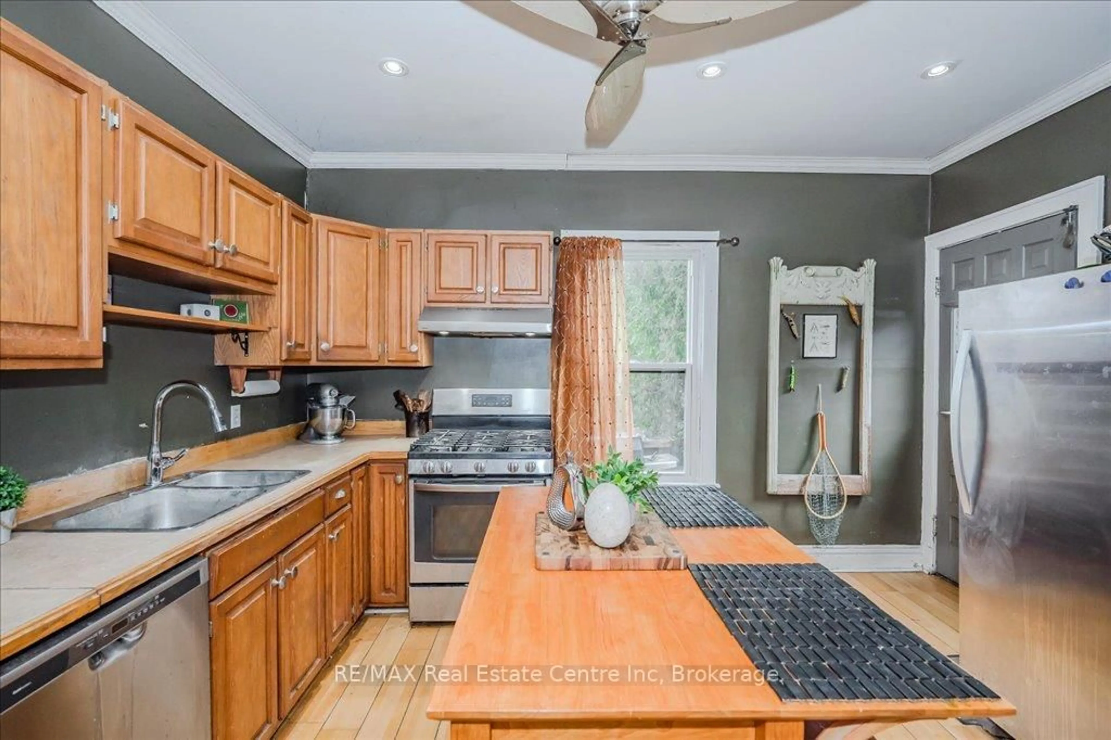 Standard kitchen, ceramic/tile floor for 265 London Rd, Guelph Ontario N1H 2C7