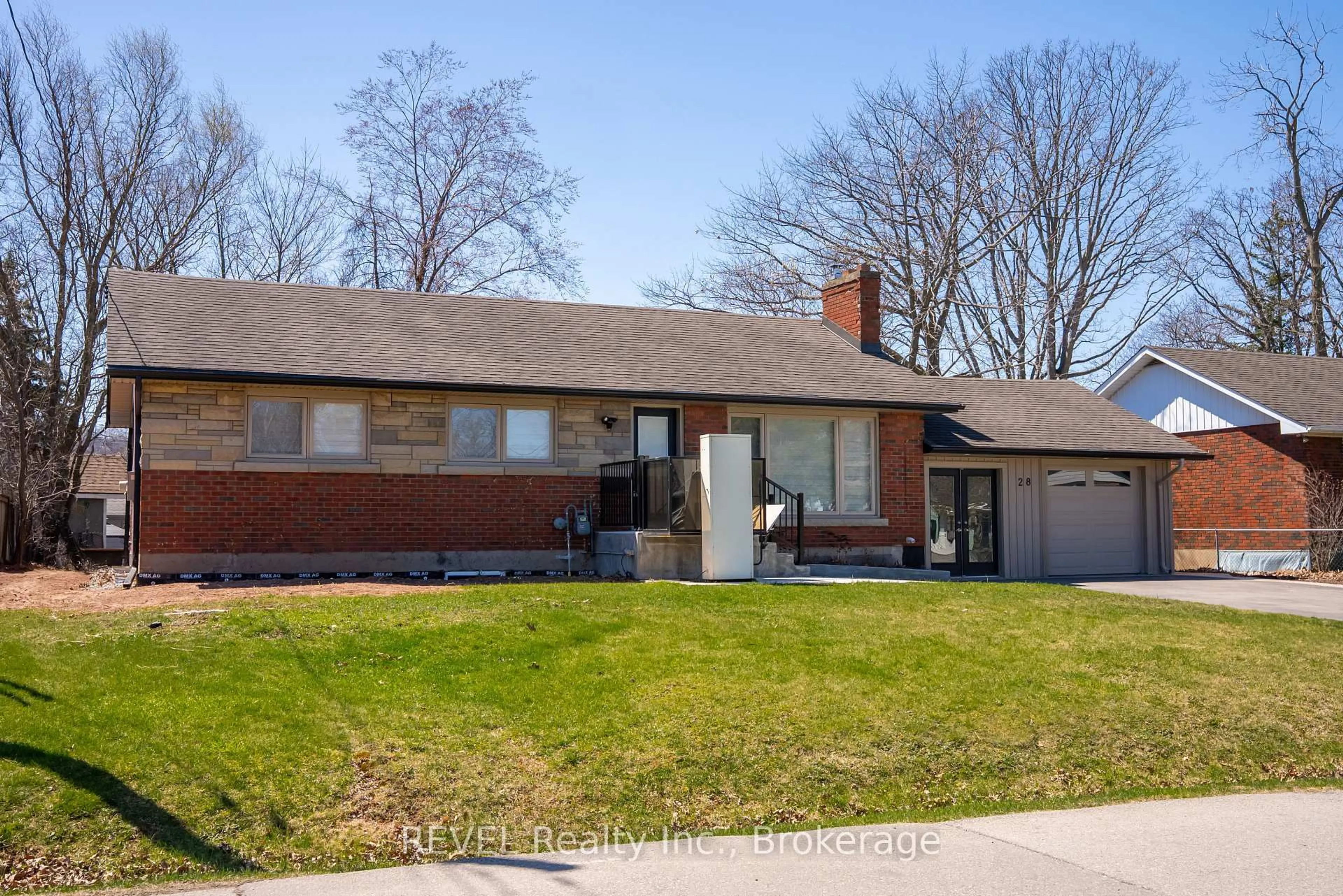 Home with brick exterior material, street for 28 Dale Ave, Hamilton Ontario L8G 3L9