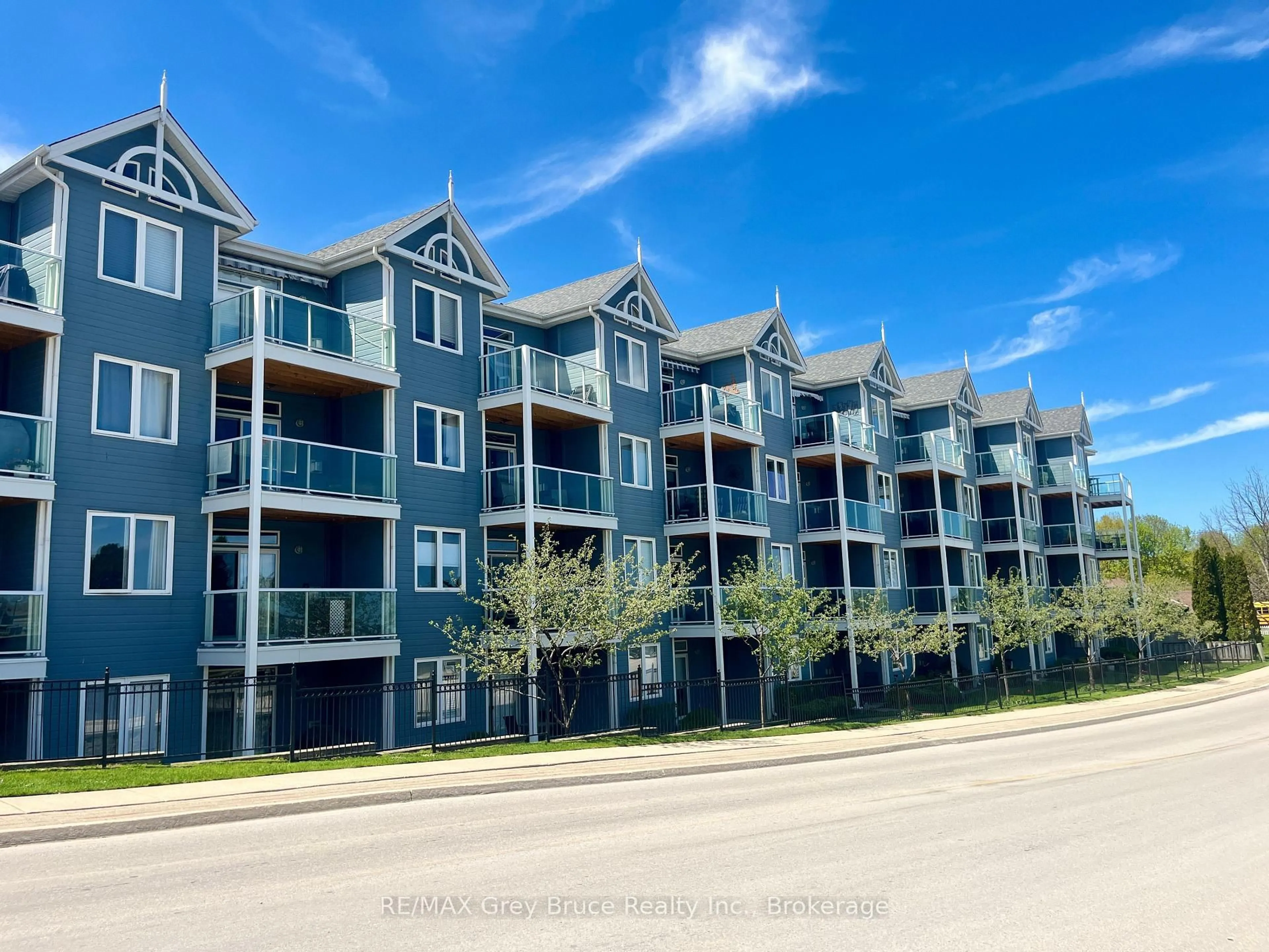 A pic from outside/outdoor area/front of a property/back of a property/a pic from drone, unknown for 34 Bayfield St #308, Meaford Ontario N4L 1Y2