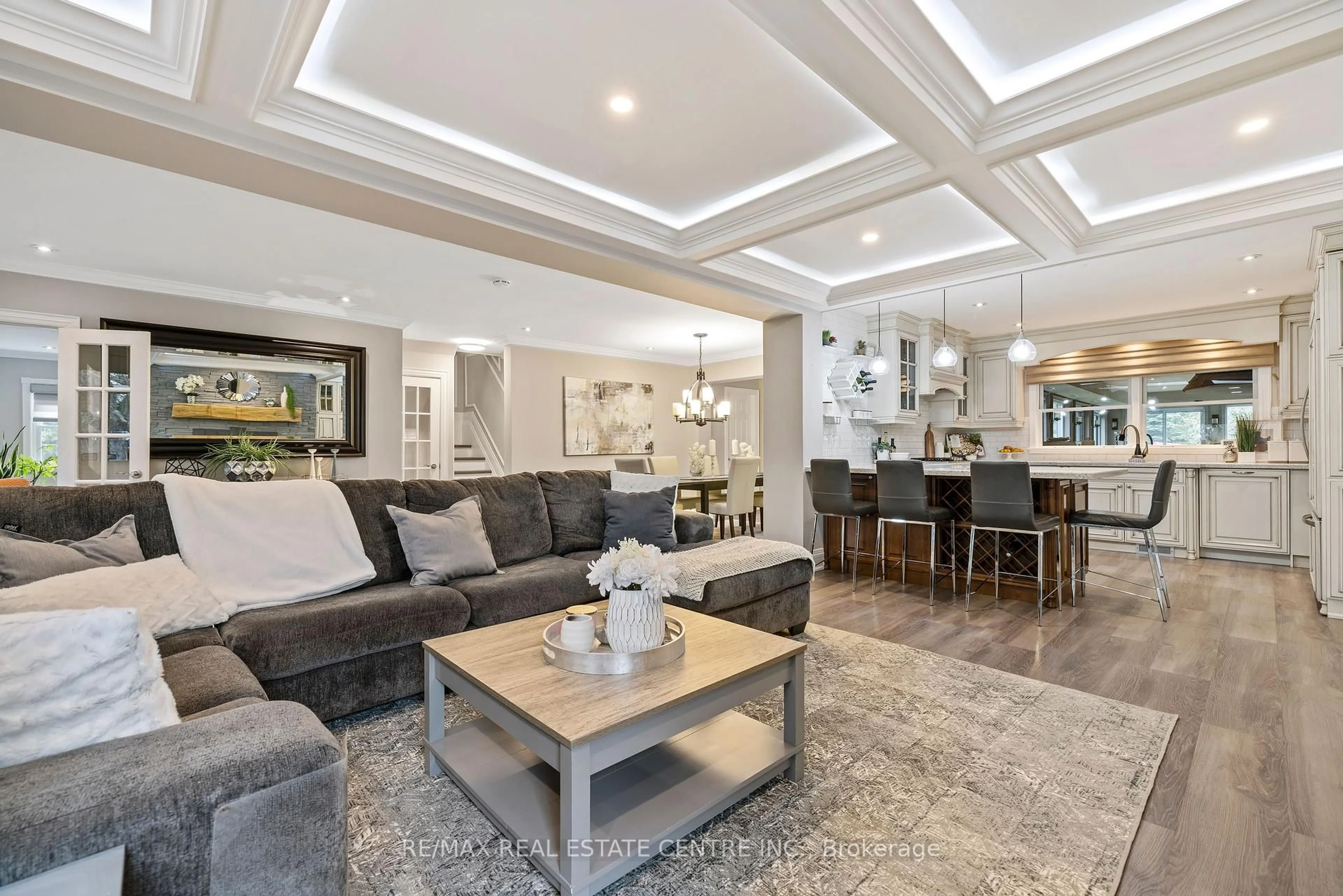 Living room with furniture, unknown for 14 Buena Vista Dr, Mono Ontario L9W 1Y4