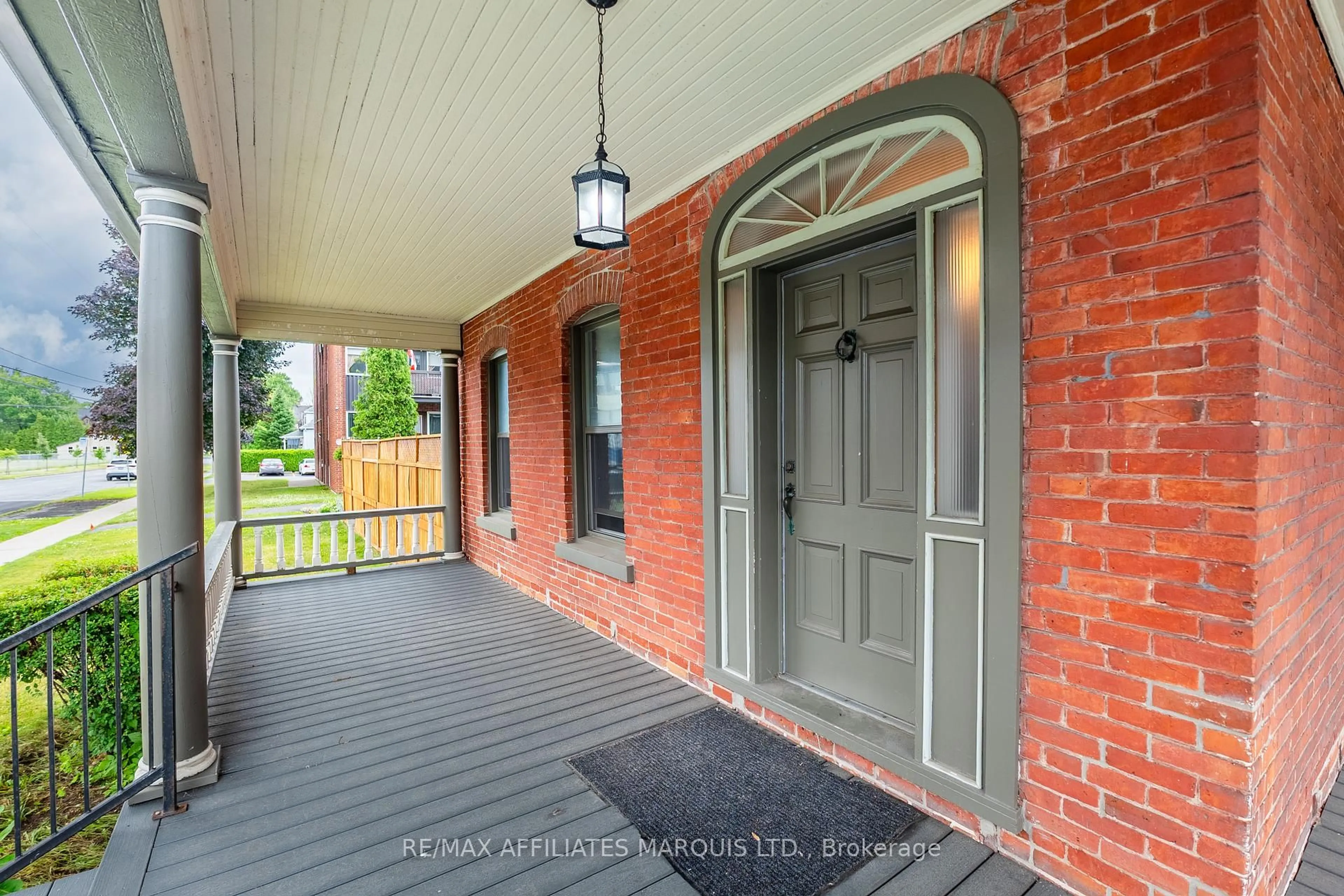 Patio, street for 345 Sydney St, Cornwall Ontario K6H 3H5