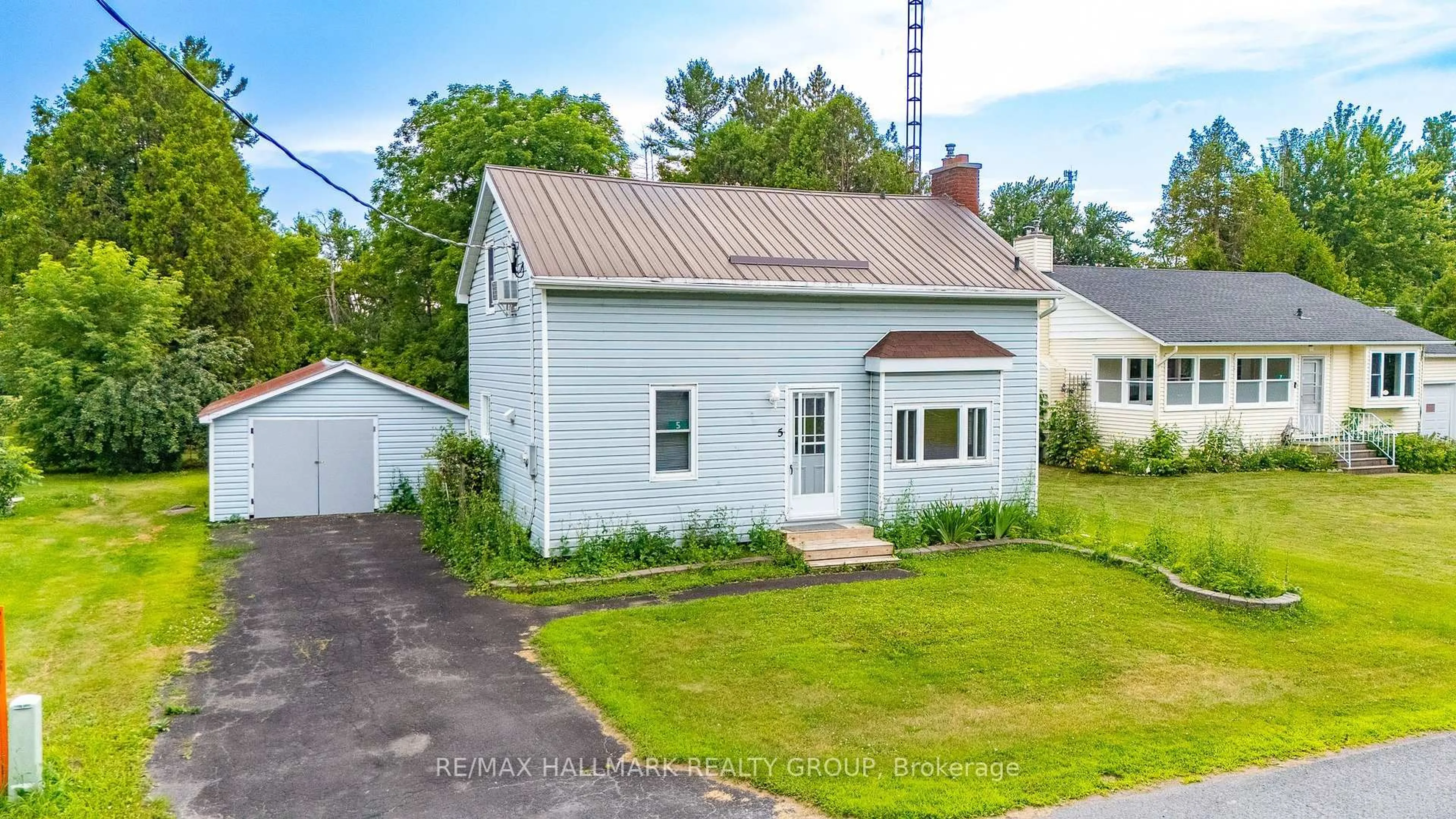 A pic from outside/outdoor area/front of a property/back of a property/a pic from drone, street for 5 Nelson St, North Stormont Ontario K0C 1K0