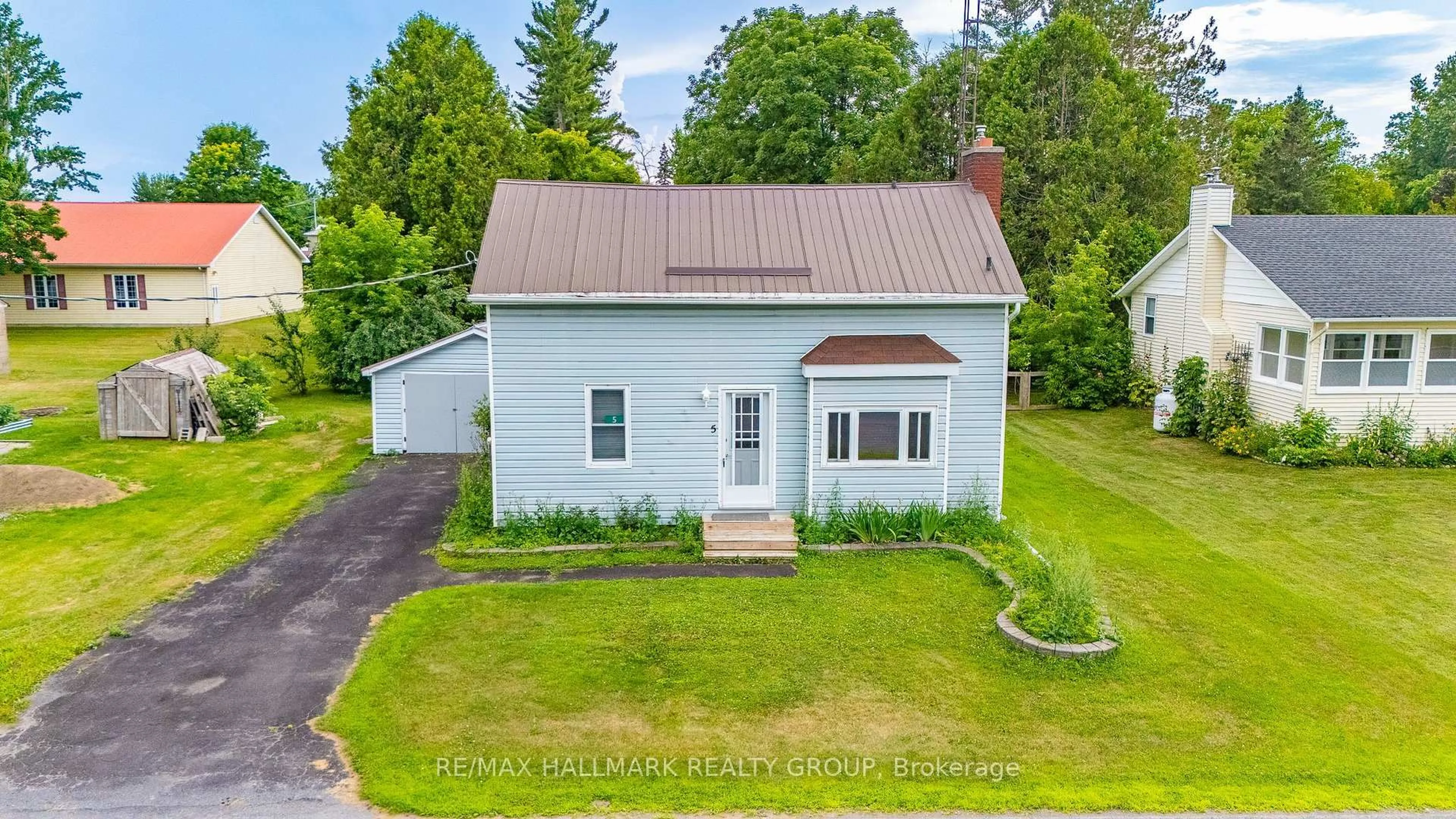 A pic from outside/outdoor area/front of a property/back of a property/a pic from drone, street for 5 Nelson St, North Stormont Ontario K0C 1K0