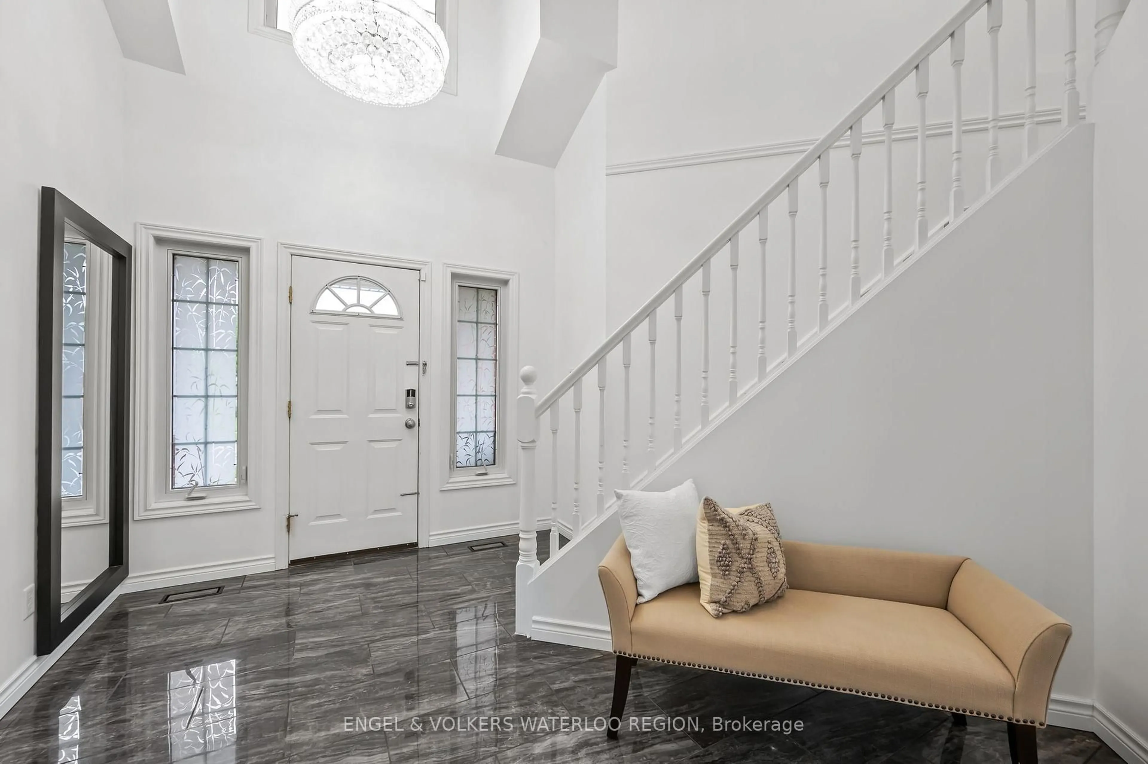 Indoor entryway for 89 Winifred St, Kitchener Ontario N2P 2M7
