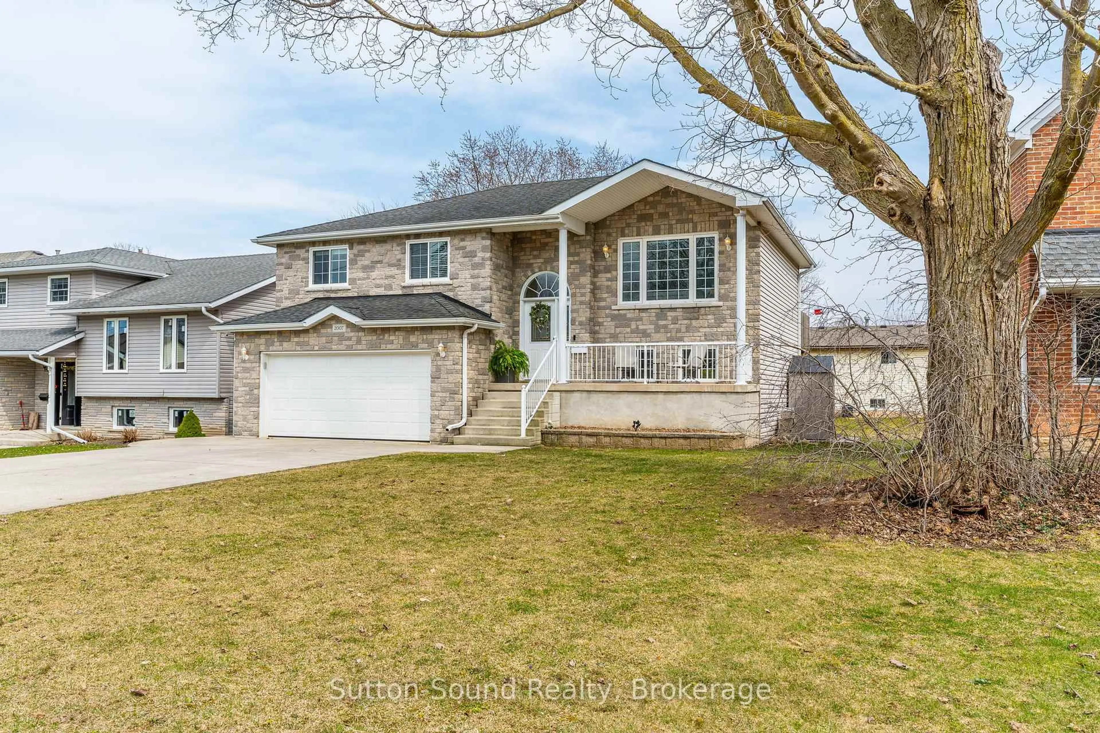 Home with vinyl exterior material, street for 2007 7th Ave, Owen Sound Ontario N4K 6R9