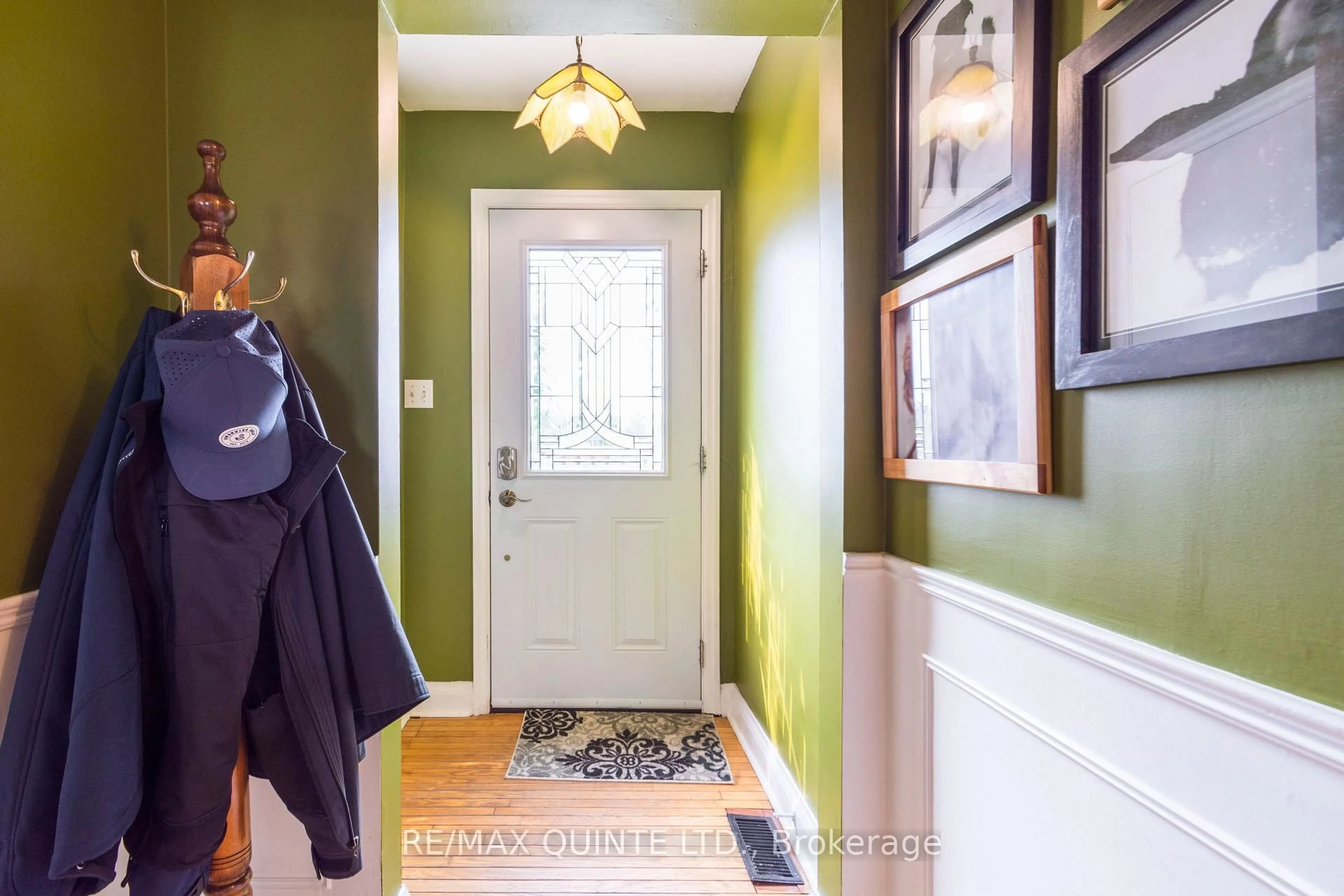Indoor entryway for 16 Macdonald Gdns, Belleville Ontario K8N 1H5