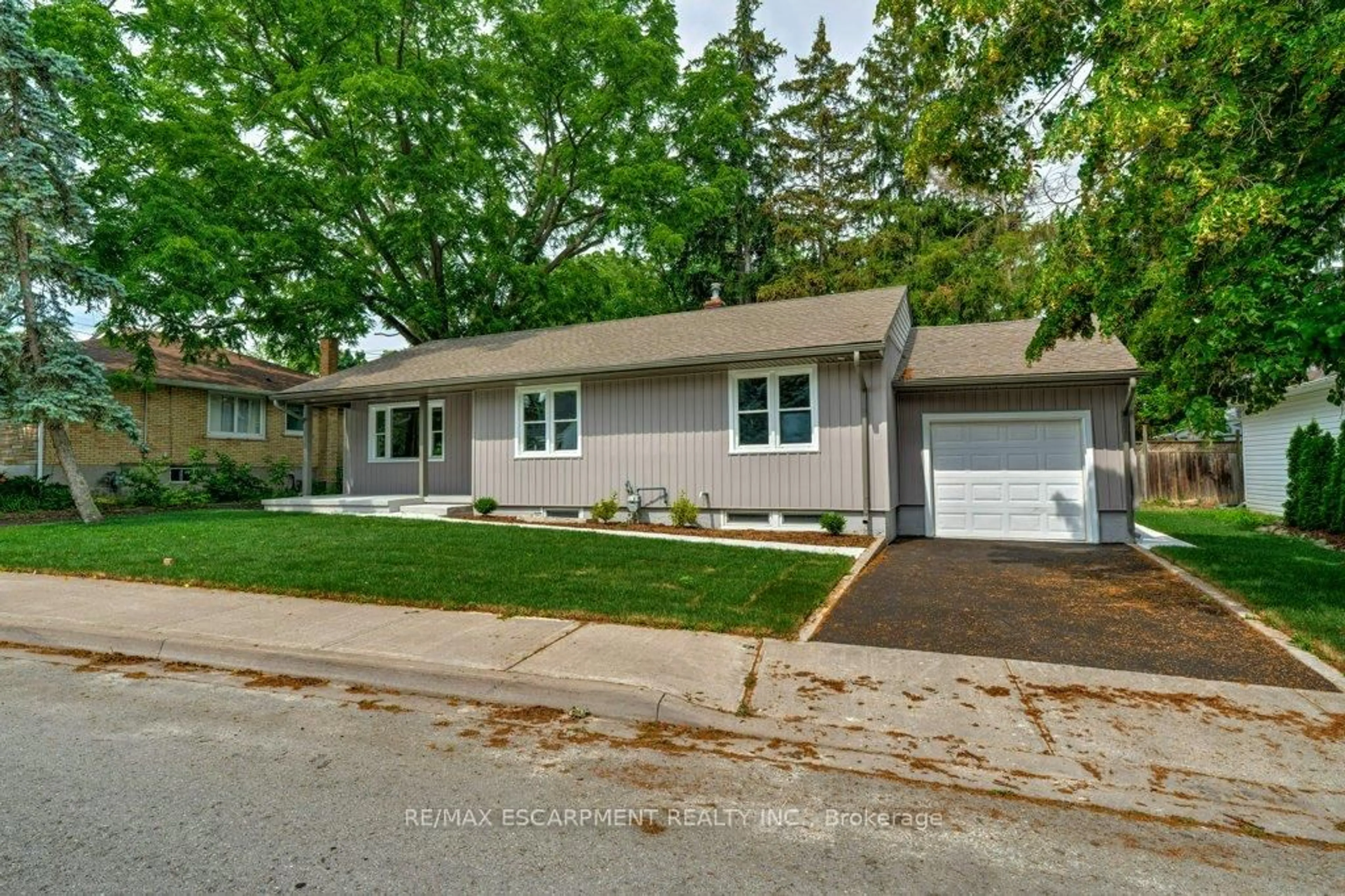 Home with vinyl exterior material, street for 4290 Crescent Ave, Lincoln Ontario L0R 1B8