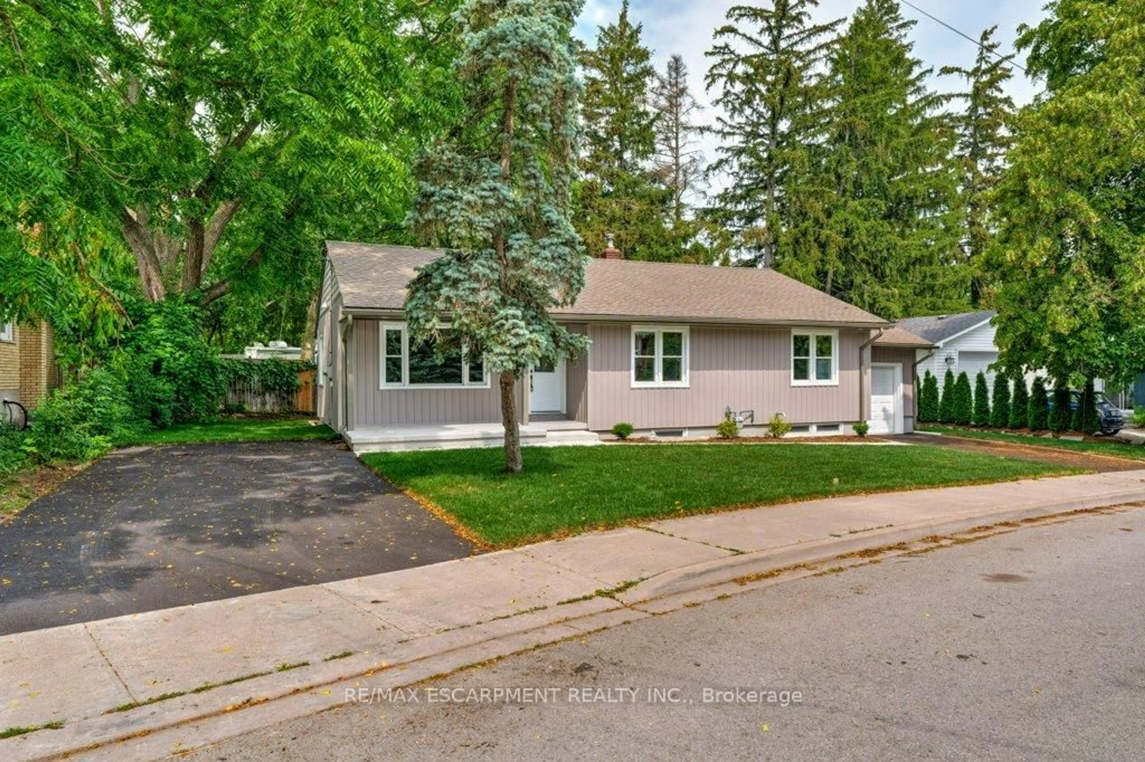 Home with vinyl exterior material, street for 4290 Crescent Ave, Lincoln Ontario L0R 1B8