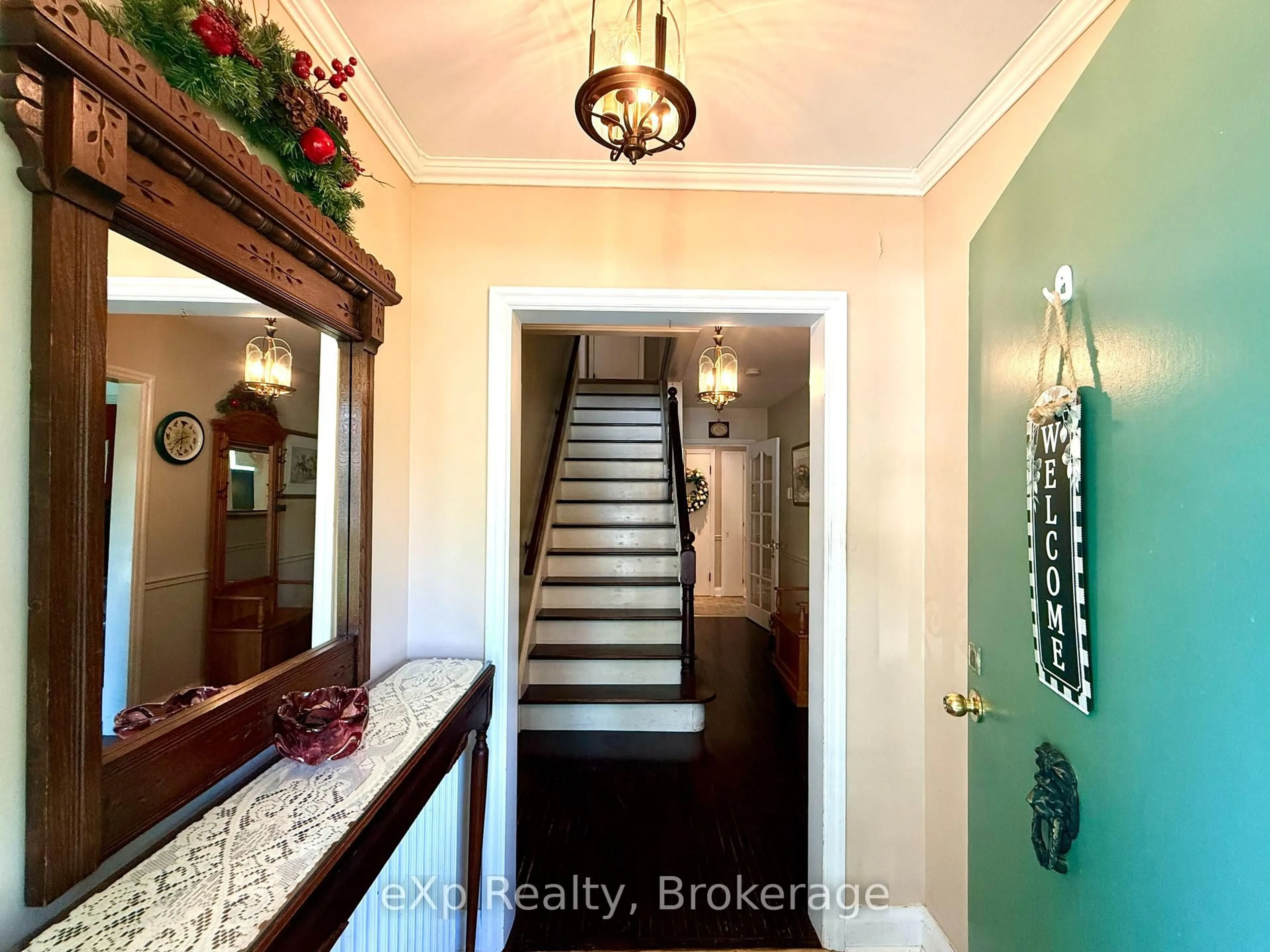 Indoor entryway for 211 Victoria St, Brockton Ontario N0G 2V0