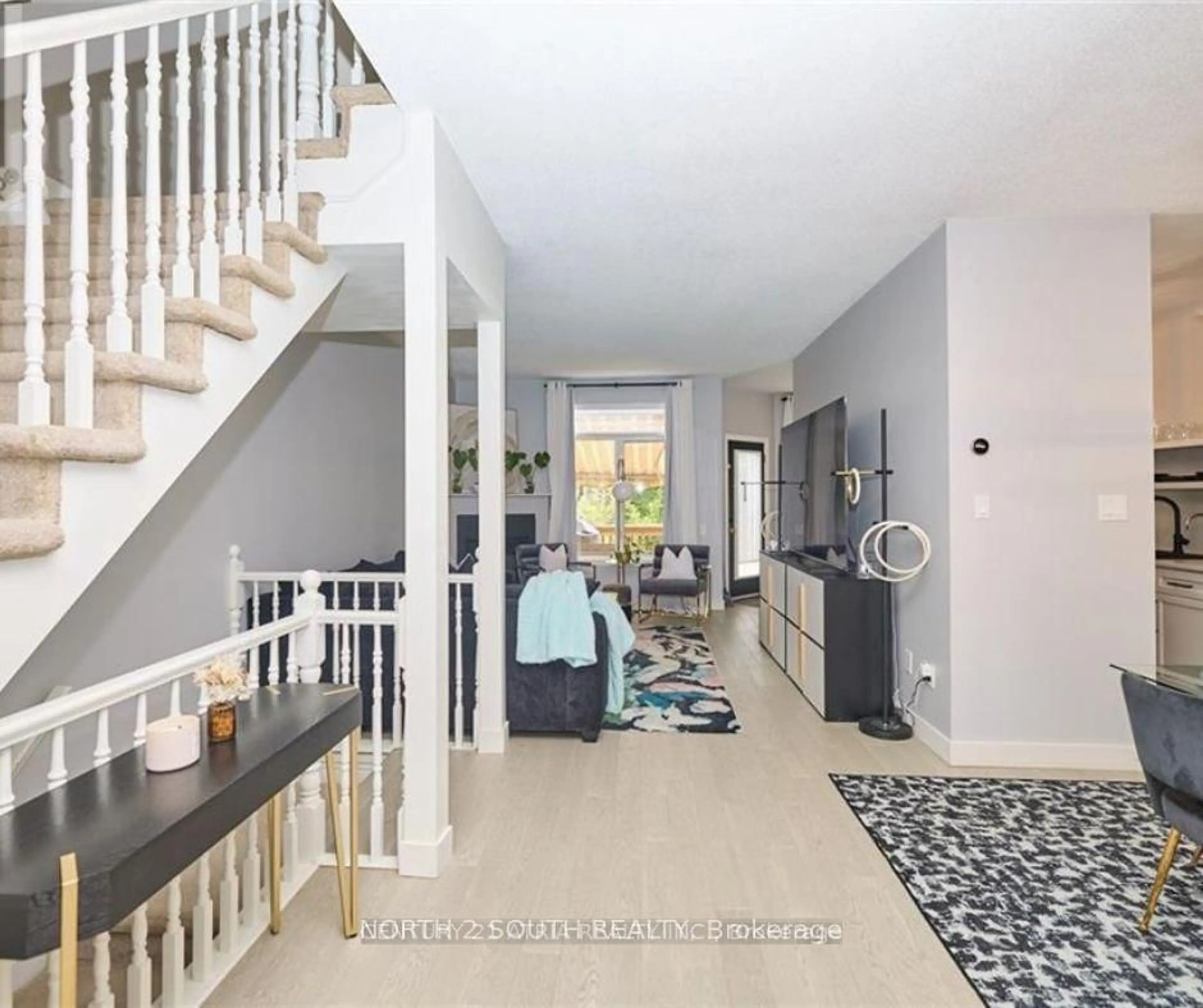 Indoor foyer for 5200 DORCHESTER Rd #3, Niagara Falls Ontario L2E 7M6