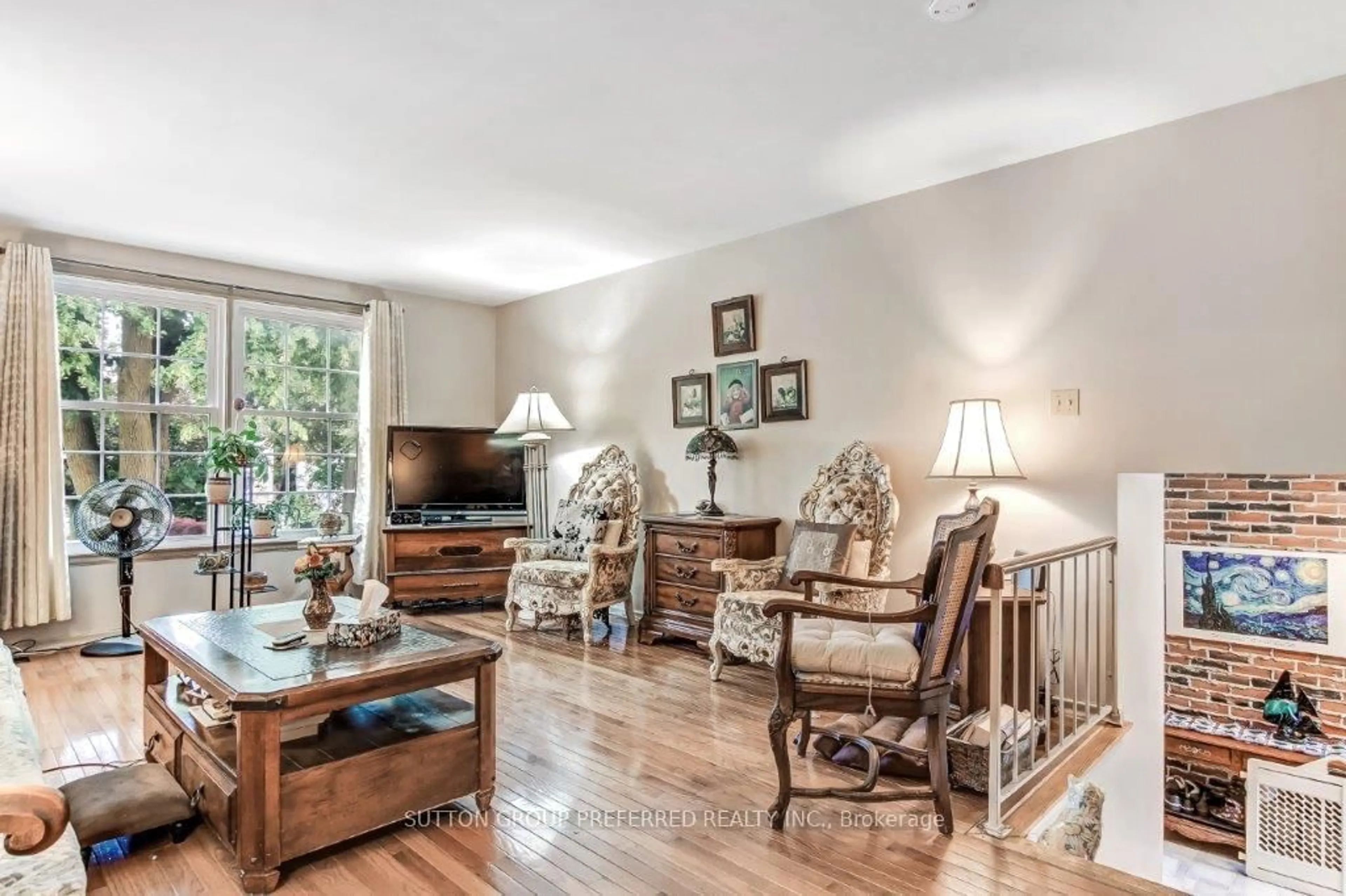 Living room with furniture, unknown for 123 Applewood Cres, London South Ontario N6J 3R1