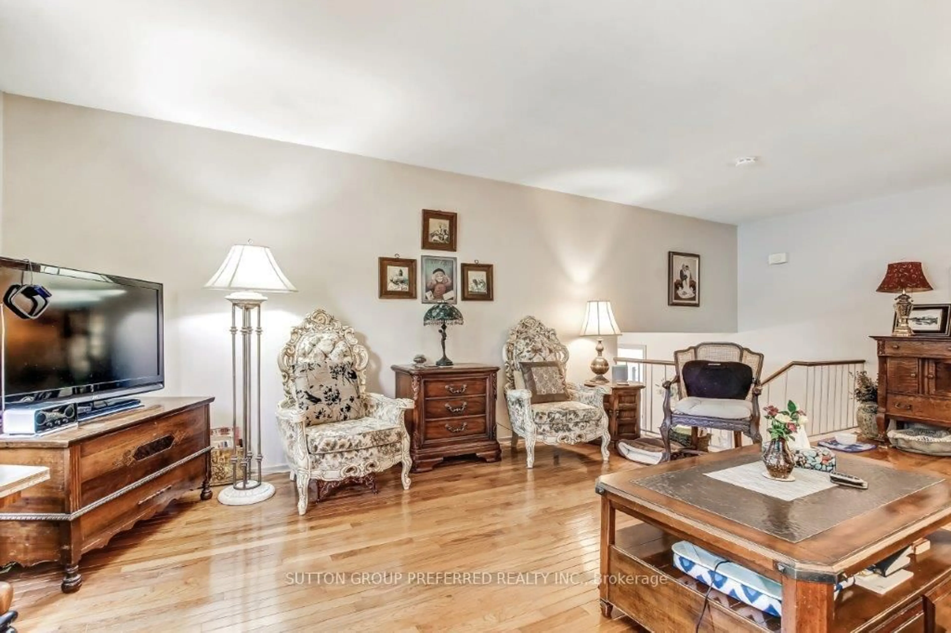 Living room with furniture, unknown for 123 Applewood Cres, London South Ontario N6J 3R1