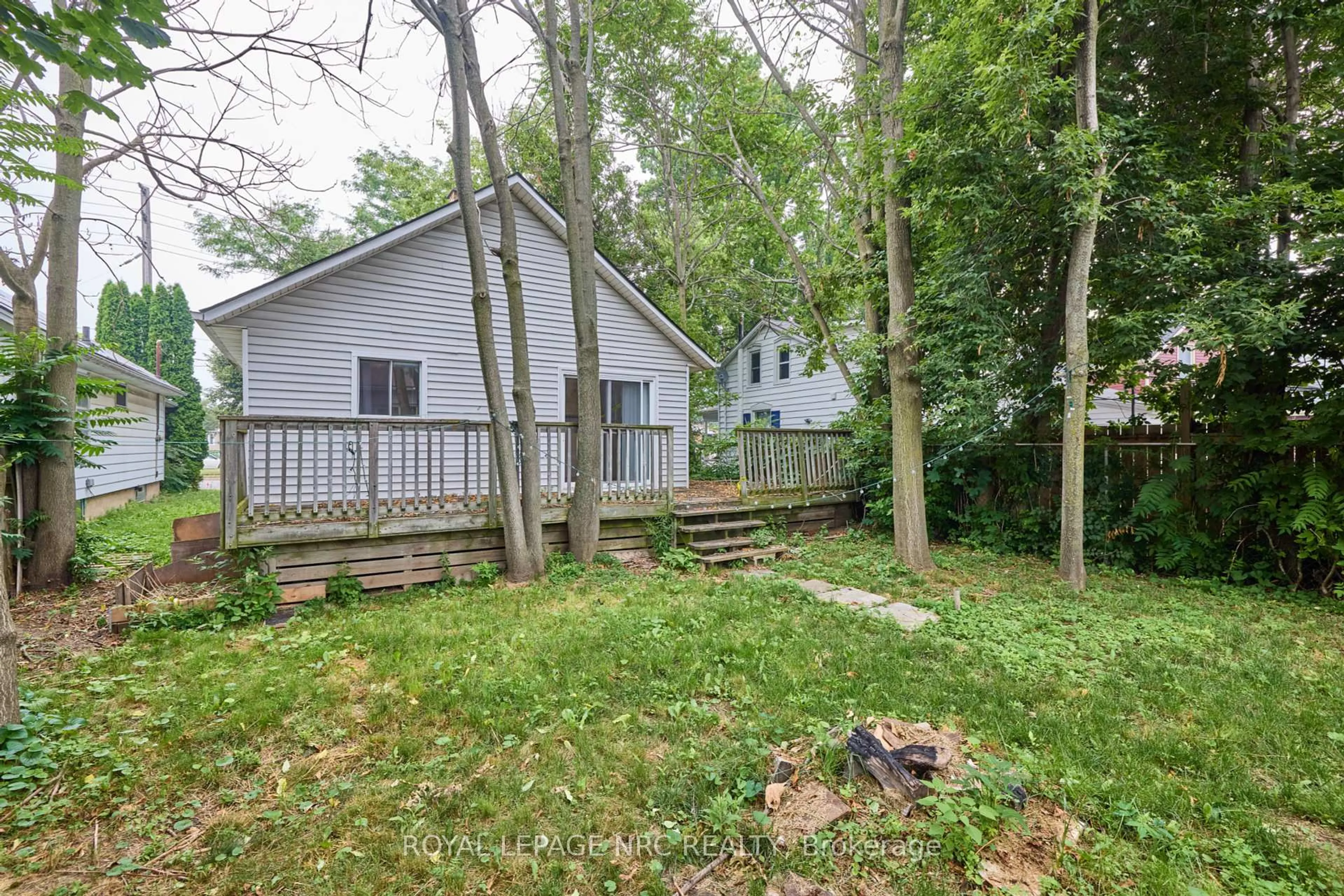 Patio, forest/trees view for 108 Carlton St, St. Catharines Ontario L2R 1R3